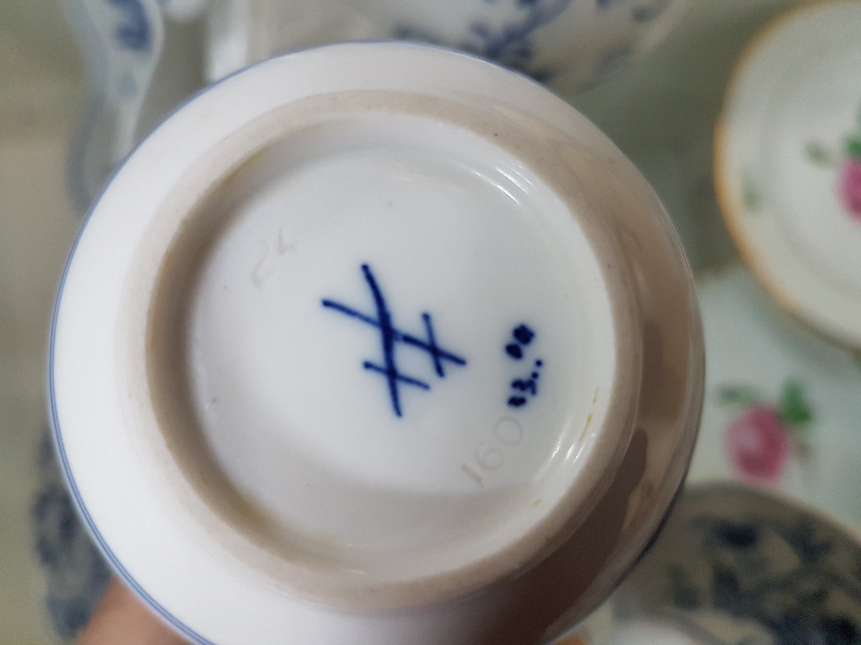 Detail h: Mokkaservice, Meissen, 20. Jh., 2. Wahl, Porzellan, Zwiebelmuster, Mokkakanne, Sahnegießer, Zuckerdose, 8 Tassen mit Untertassen, 5 kleine ...