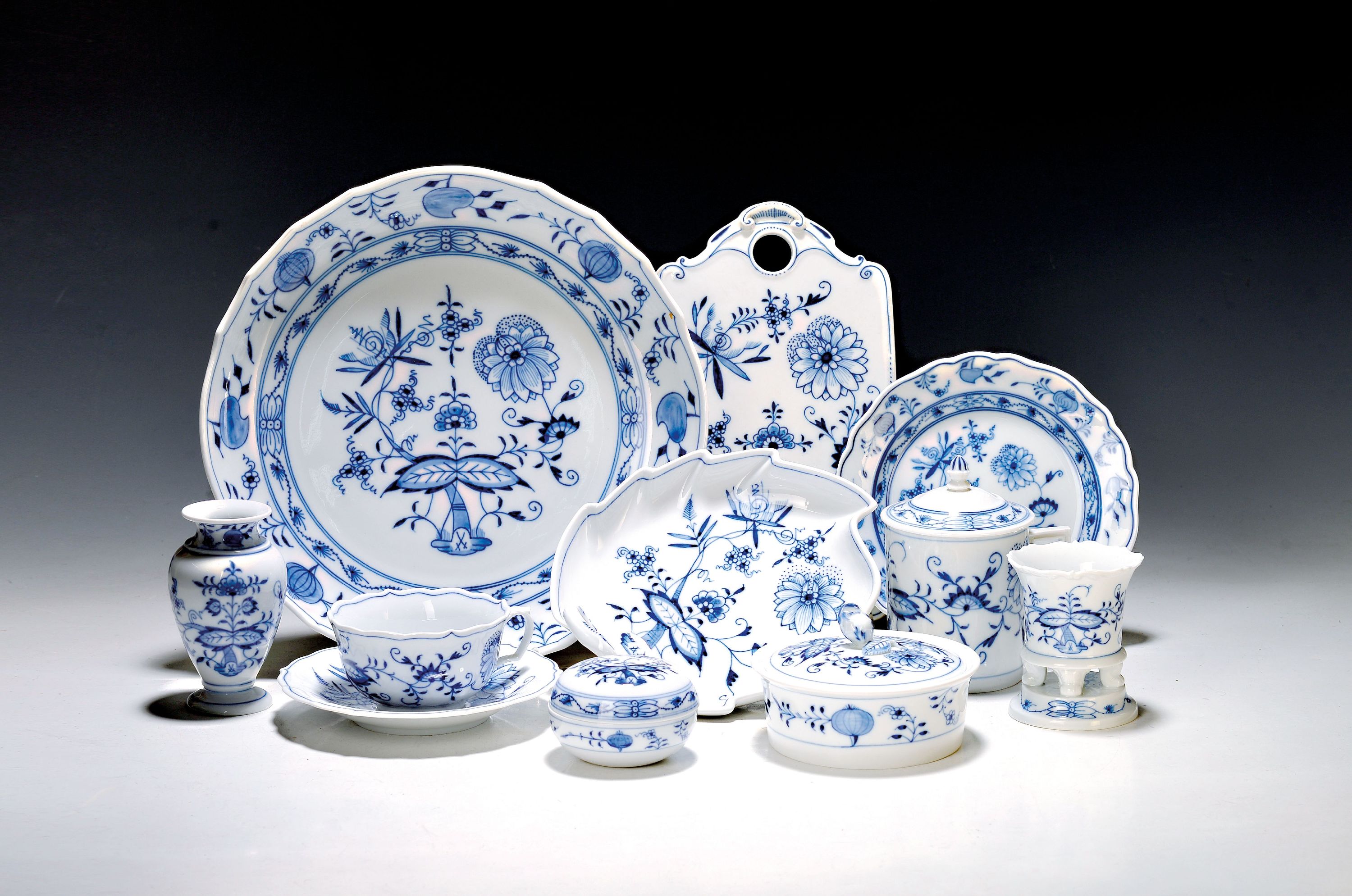 Image 27024813 - Teeservice und Zubehör, Meissen, Zwiebelmuster, 1. und 2. Wahl, 6 Teetassen mit ...