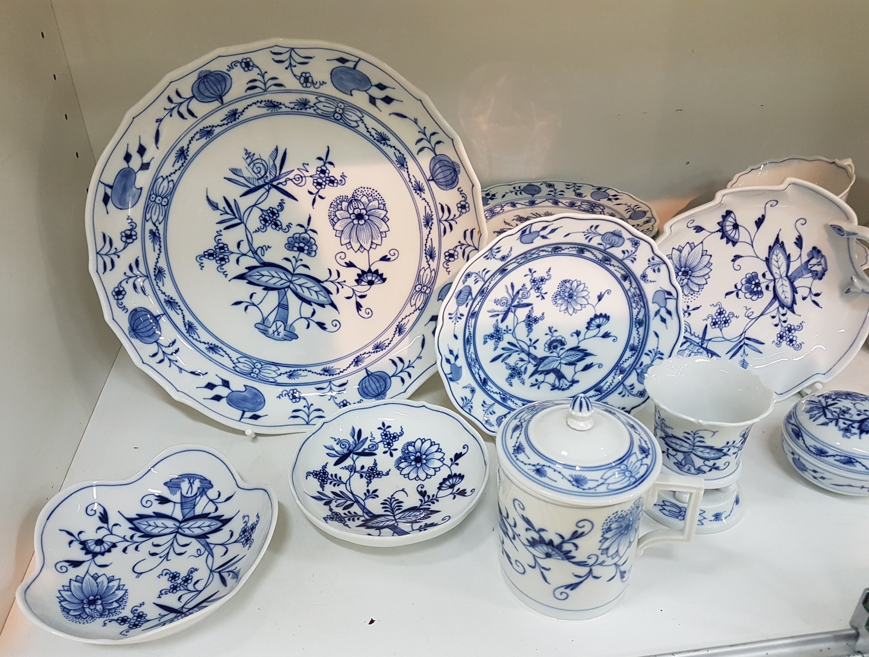 Detail a: Teeservice und Zubehör, Meissen, Zwiebelmuster, 1. und 2. Wahl, 6 Teetassen mit Untertassen, 11 Dessertteller, Deckeltasse, zwei Väschen, kleine ...