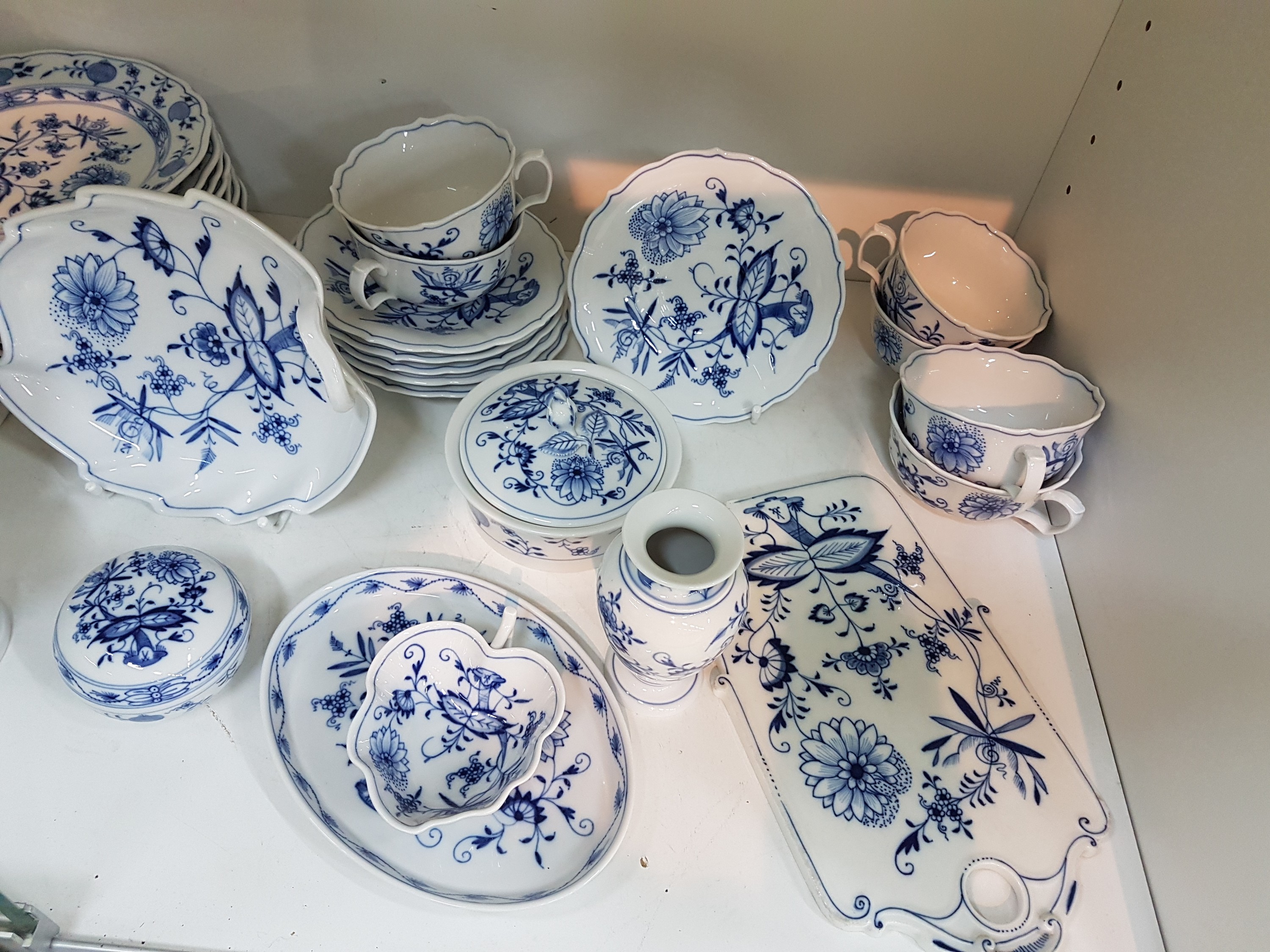Detail b: Teeservice und Zubehör, Meissen, Zwiebelmuster, 1. und 2. Wahl, 6 Teetassen mit Untertassen, 11 Dessertteller, Deckeltasse, zwei Väschen, kleine ...