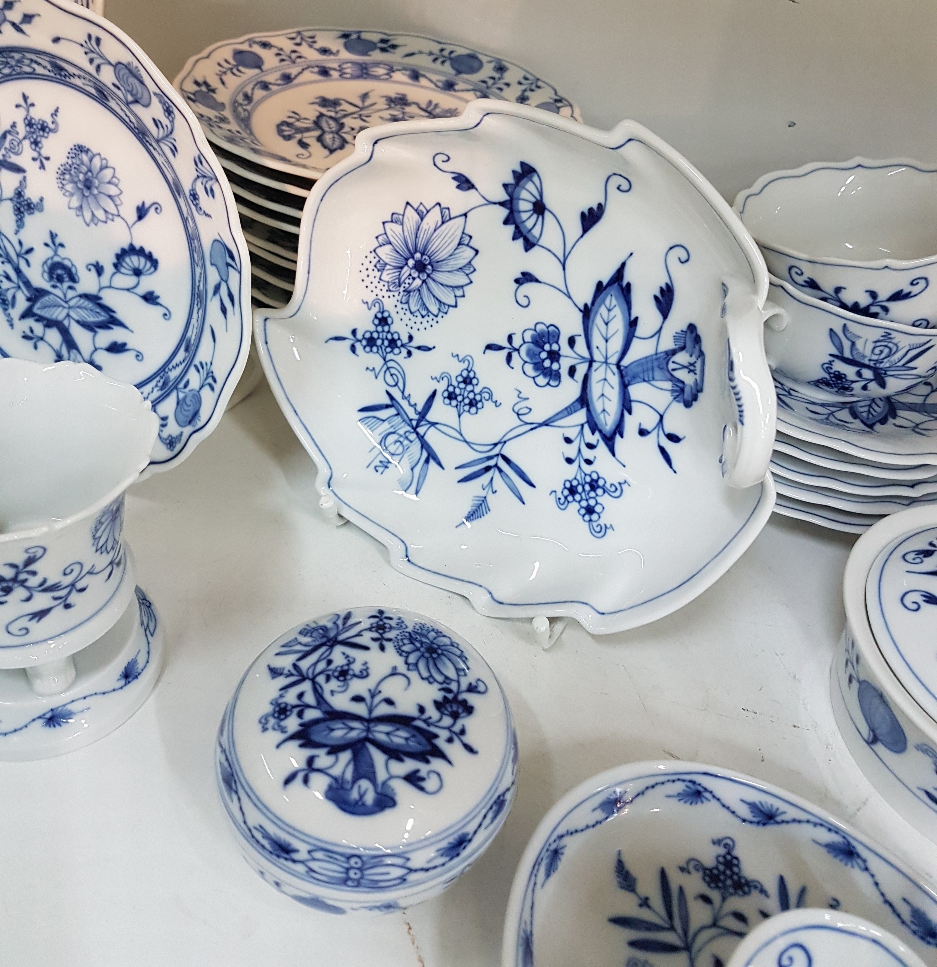 Detail c: Teeservice und Zubehör, Meissen, Zwiebelmuster, 1. und 2. Wahl, 6 Teetassen mit Untertassen, 11 Dessertteller, Deckeltasse, zwei Väschen, kleine ...