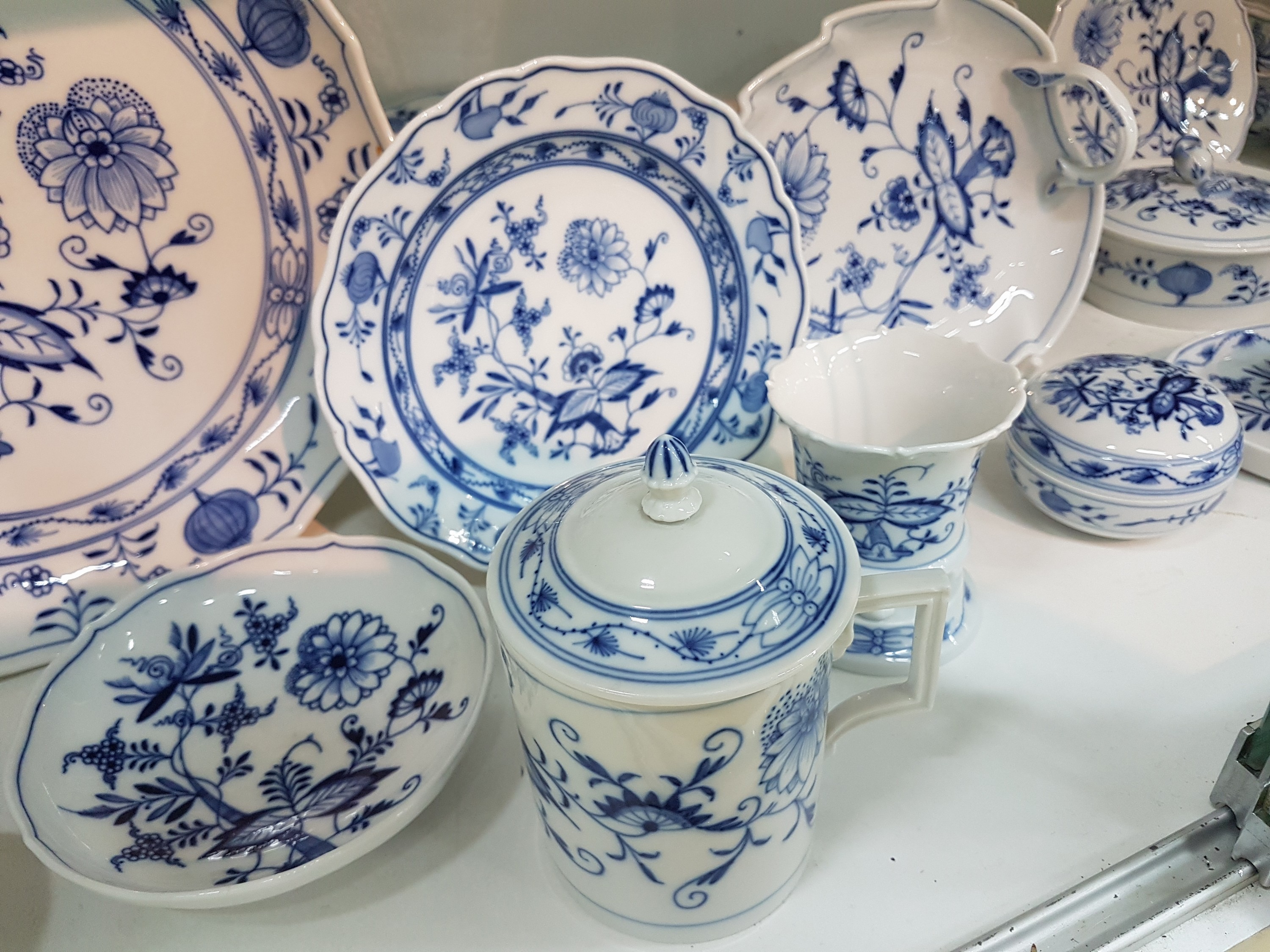 Detail d: Teeservice und Zubehör, Meissen, Zwiebelmuster, 1. und 2. Wahl, 6 Teetassen mit Untertassen, 11 Dessertteller, Deckeltasse, zwei Väschen, kleine ...