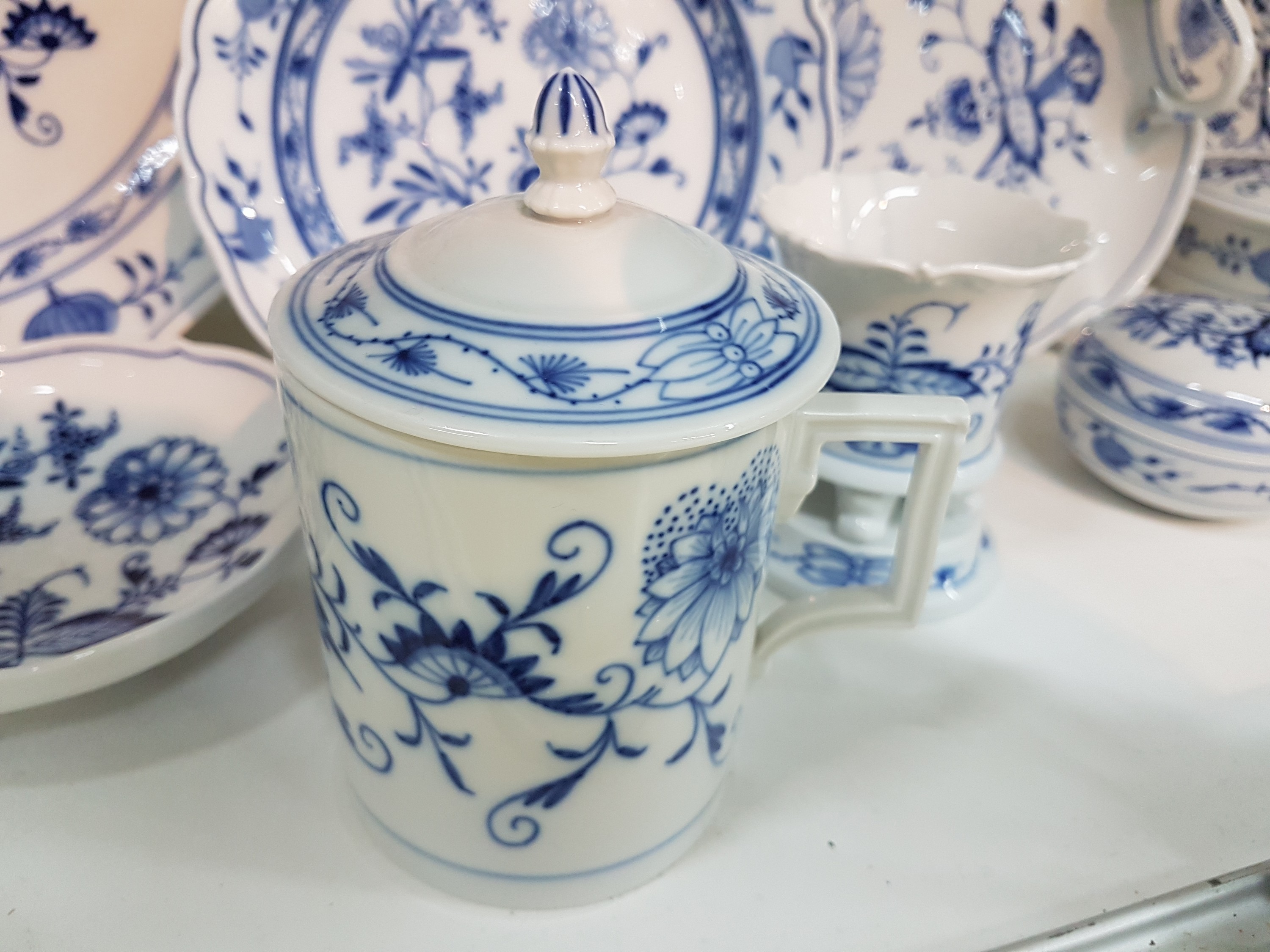 Detail e: Teeservice und Zubehör, Meissen, Zwiebelmuster, 1. und 2. Wahl, 6 Teetassen mit Untertassen, 11 Dessertteller, Deckeltasse, zwei Väschen, kleine ...