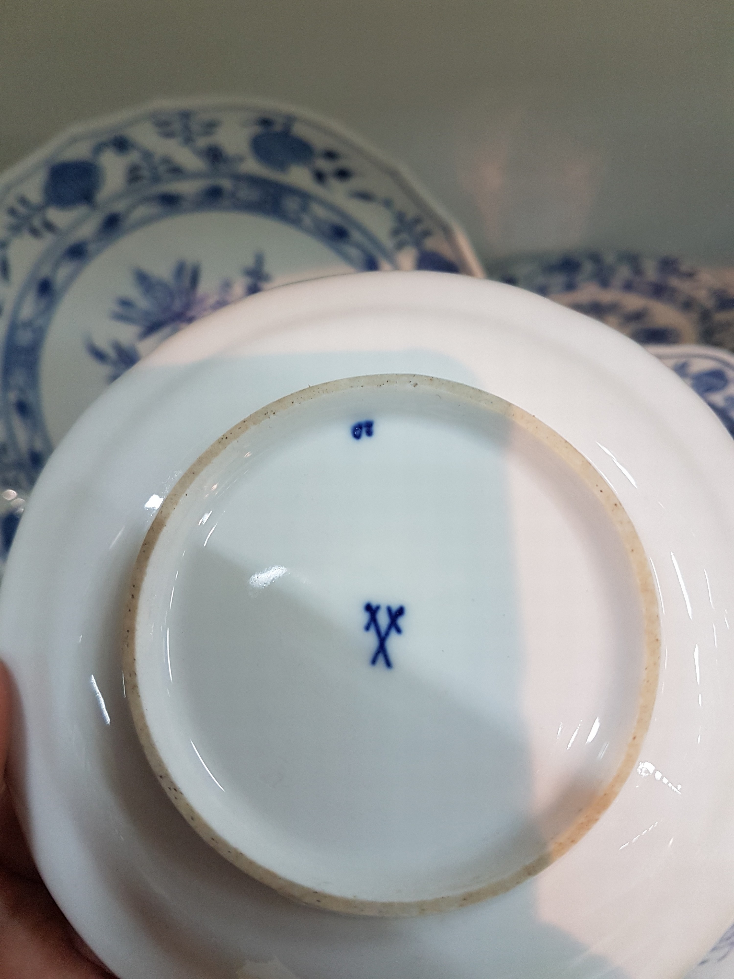Detail f: Teeservice und Zubehör, Meissen, Zwiebelmuster, 1. und 2. Wahl, 6 Teetassen mit Untertassen, 11 Dessertteller, Deckeltasse, zwei Väschen, kleine ...