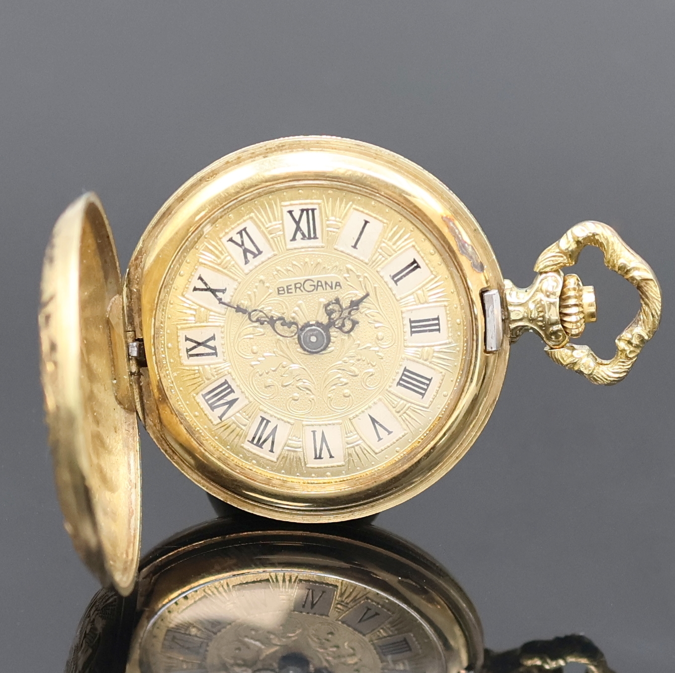 Detail a: 2 kleine Savonette-Taschenuhren in GG 585/000, Schweiz um 1890/1980, vollgrav. Geh., 1.) 2-Deckel Goldgeh., Innendeckel fehlt., Emailzifferbl., gold. ...