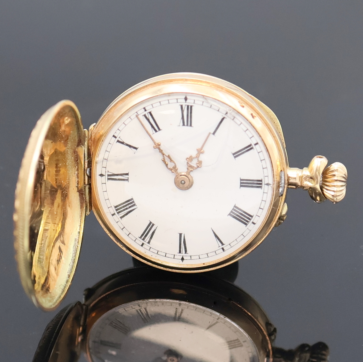 Detail b: 2 kleine Savonette-Taschenuhren in GG 585/000, Schweiz um 1890/1980, vollgrav. Geh., 1.) 2-Deckel Goldgeh., Innendeckel fehlt., Emailzifferbl., gold. ...