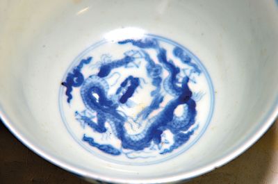 27024862a - Drachenschale, China, wohl späte Ming-Dynastie, Porzellan, umlaufender blauer ...