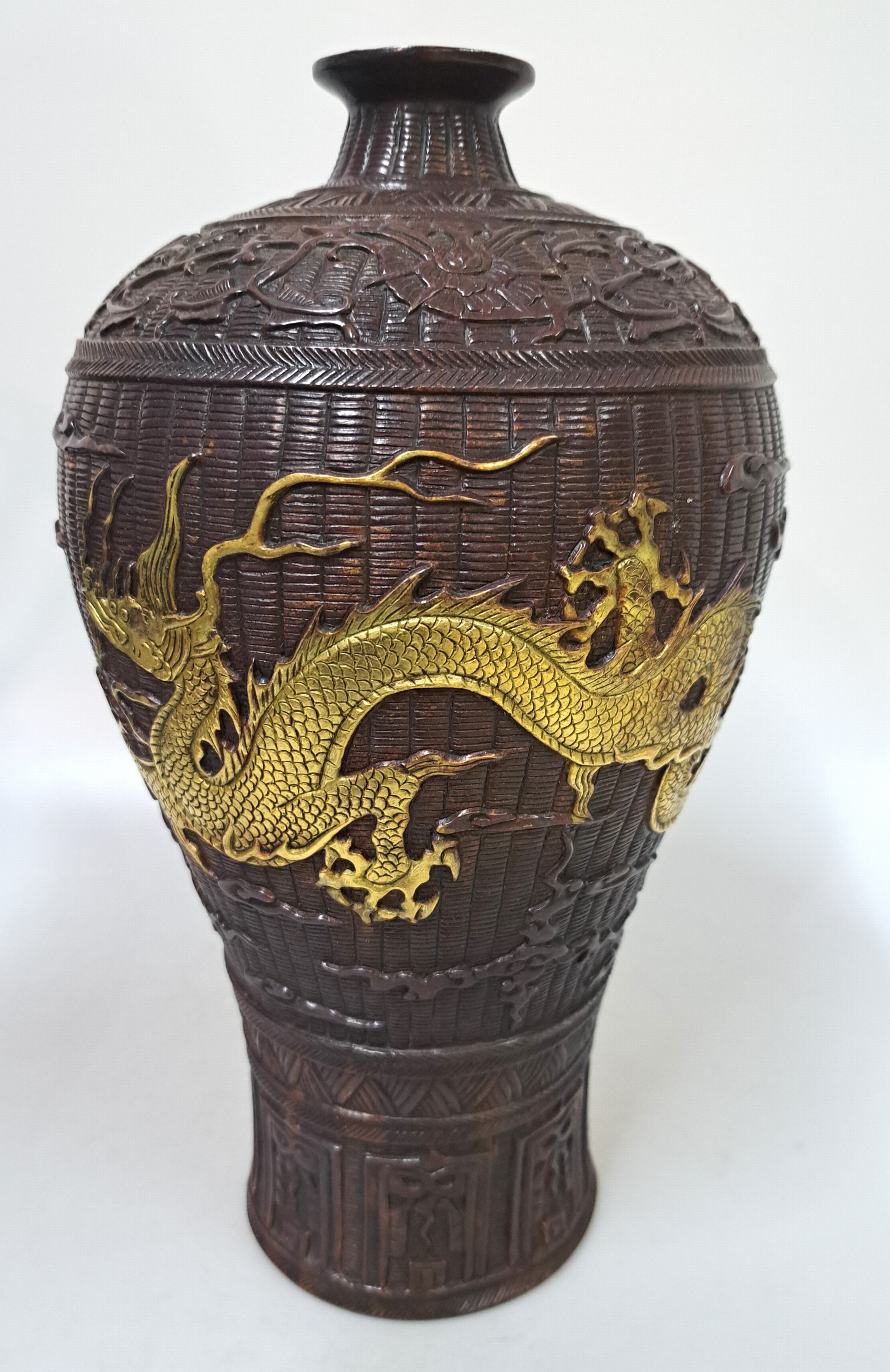 Detail a: Vase, China, 20. Jh., Bronze, reich verziert, patiniert, mit zwei umlaufenden Drachen dekoriert, am Boden bezeichnet, H. ca. 32 cm