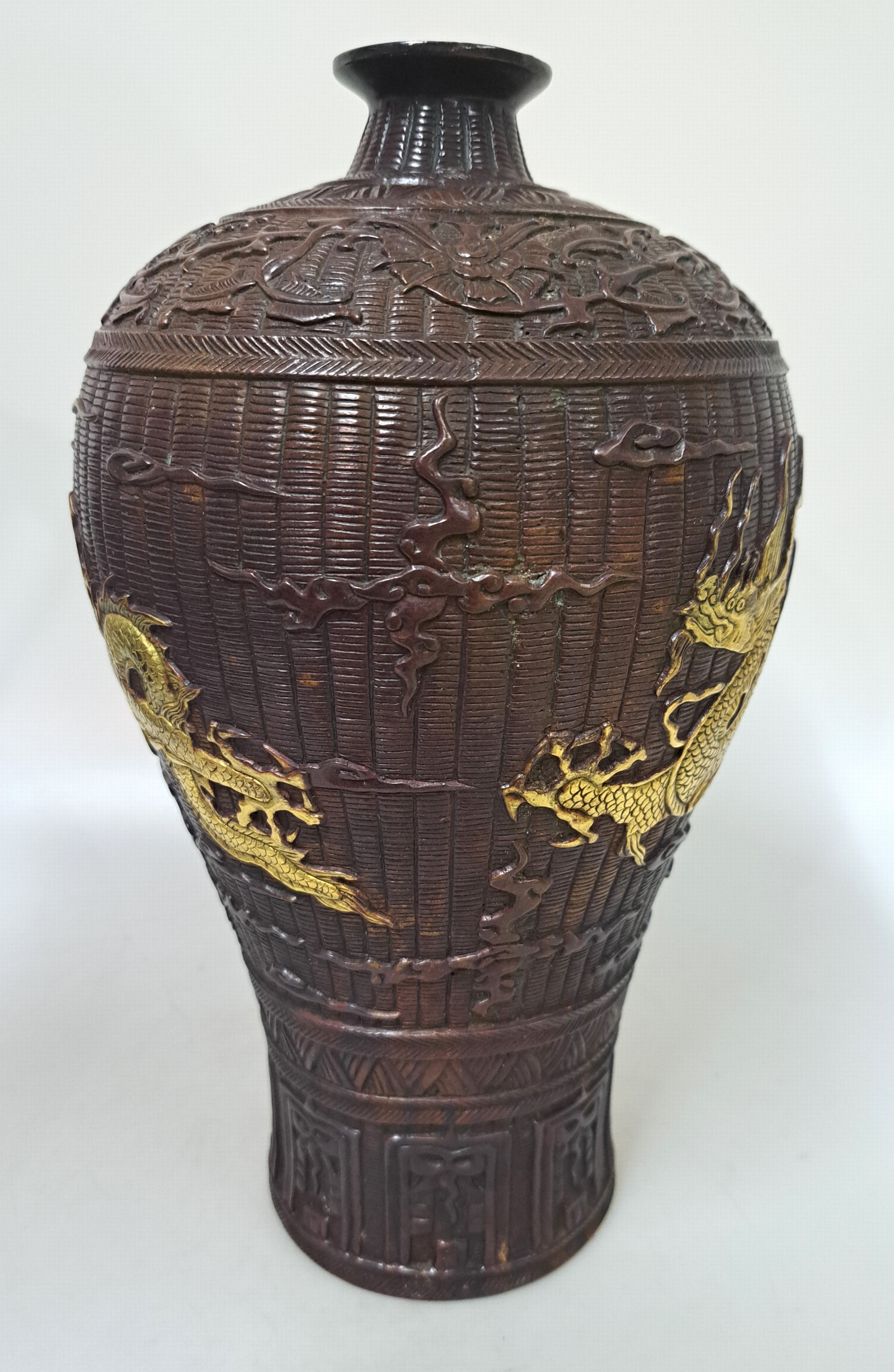 Detail b: Vase, China, 20. Jh., Bronze, reich verziert, patiniert, mit zwei umlaufenden Drachen dekoriert, am Boden bezeichnet, H. ca. 32 cm