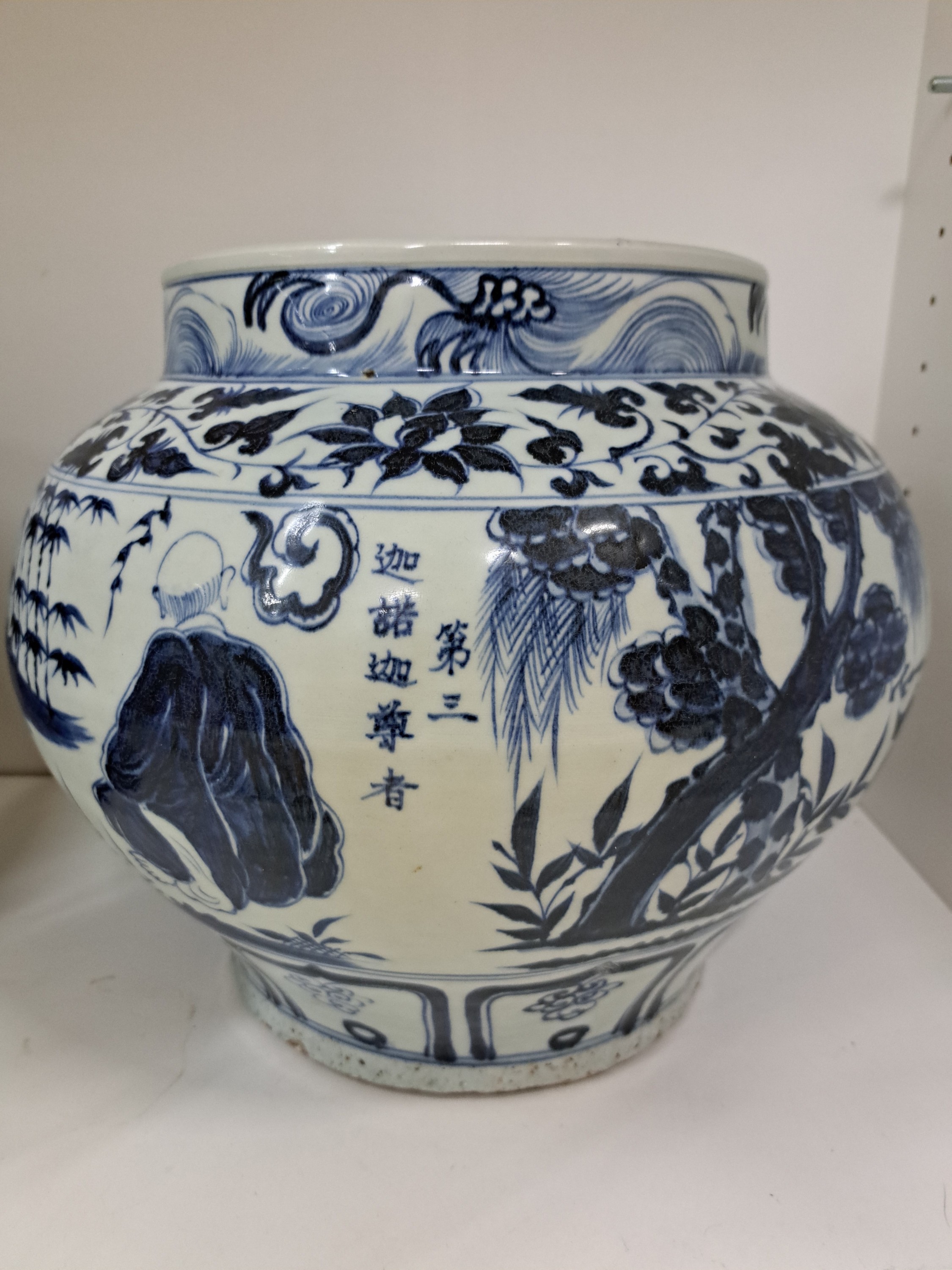 Detail c: Blumentopf, China, 20. Jh., blaue Unterglasurbemalung, Porzellan, Gartenszenen mit Figuren, beschriftet, H. ca. 28 cm, D. 32 cm