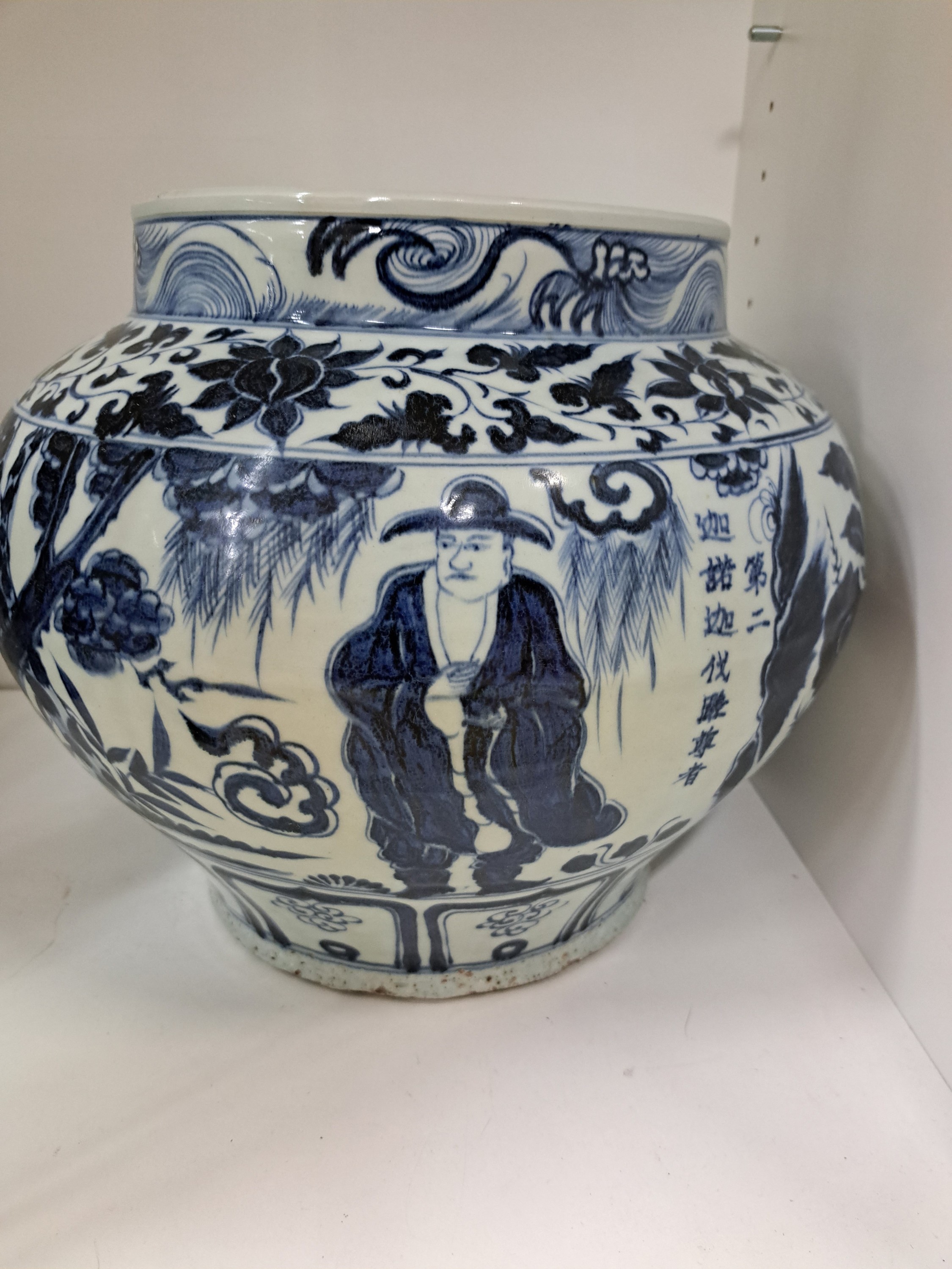 Detail e: Blumentopf, China, 20. Jh., blaue Unterglasurbemalung, Porzellan, Gartenszenen mit Figuren, beschriftet, H. ca. 28 cm, D. 32 cm