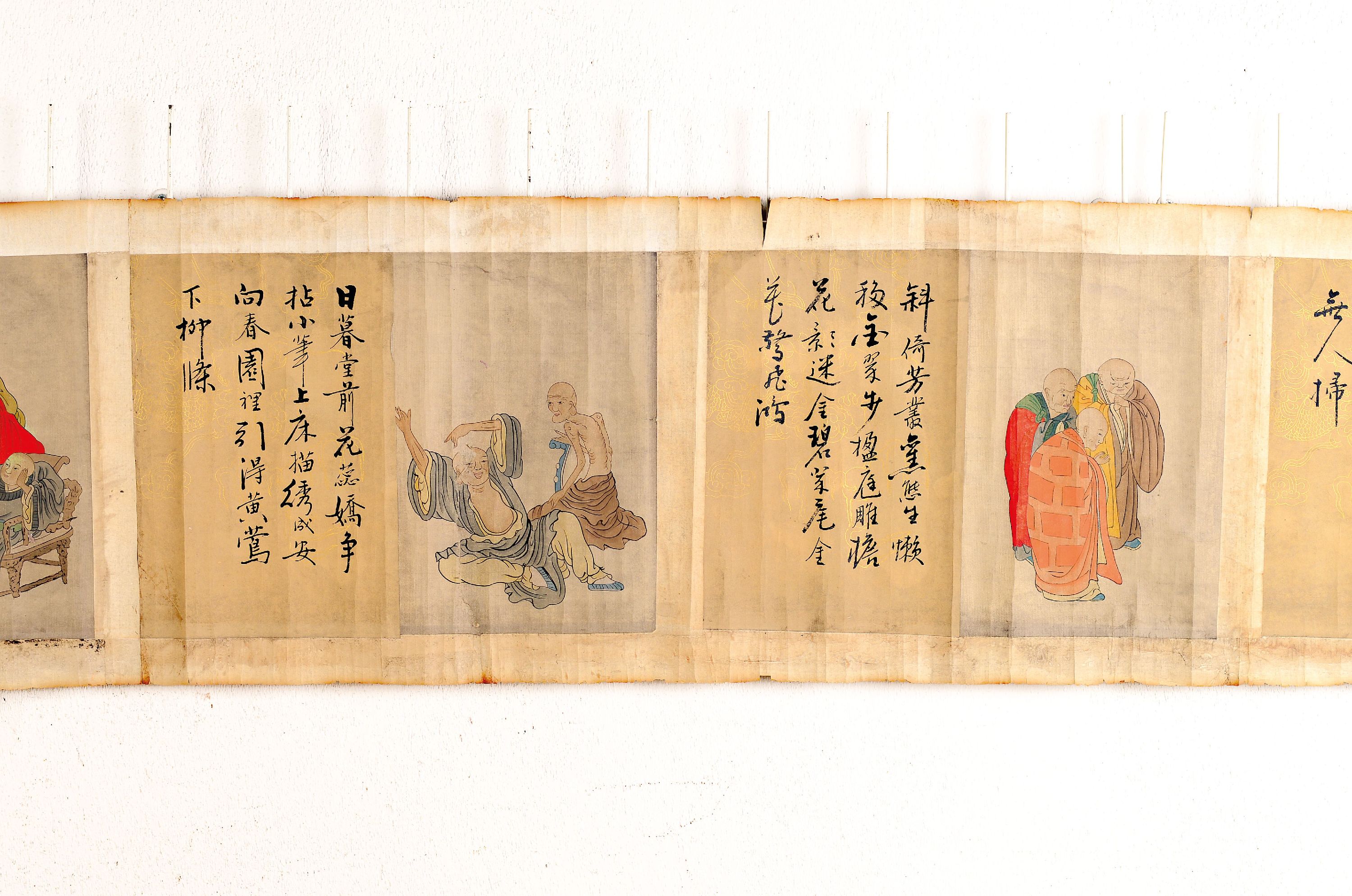 Image 27025032 - Kalligraphie-Farbholzschnitt-Rolle, China, 19. Jh., 6 versch. Figuren in Landschaft und ...