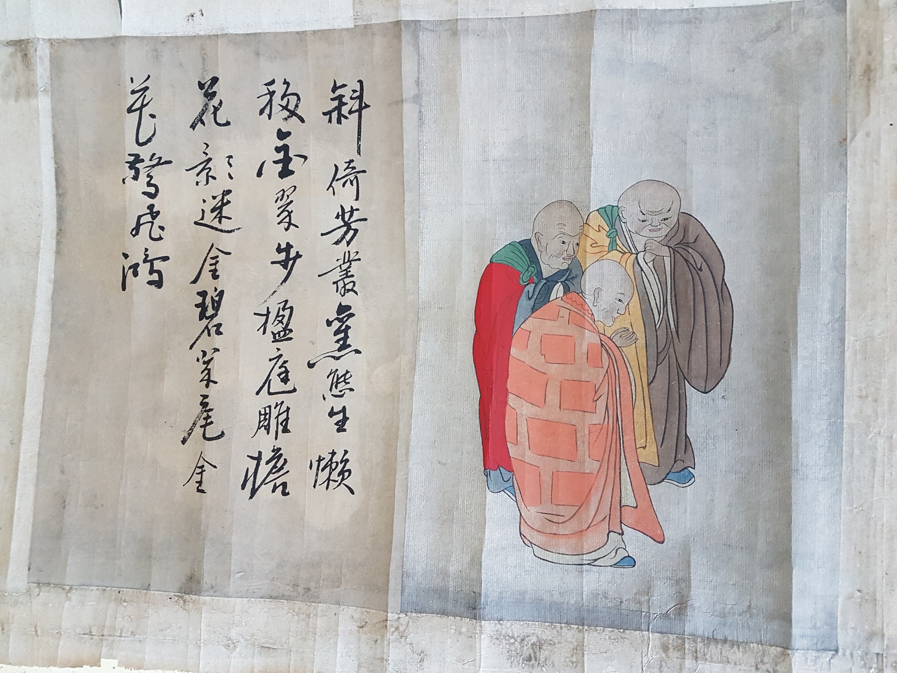 Detail b: Kalligraphie-Farbholzschnitt-Rolle, China, 19. Jh., 6 versch. Figuren in Landschaft und Schrift, Altersschäden/Feuchtigkeitsschäden