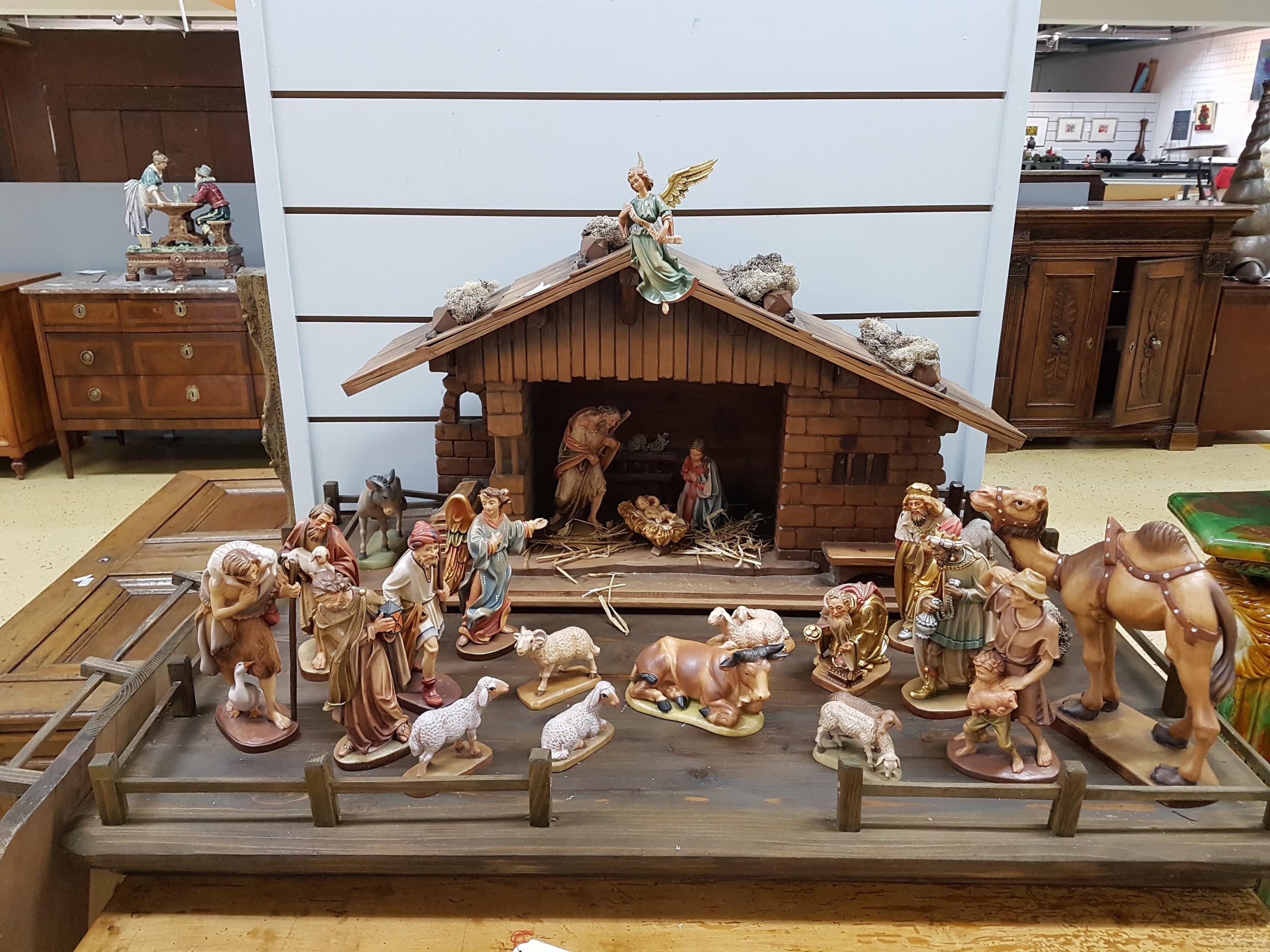 Detail a: Weihnachtskrippe, überwiegend August Runggaldier, Ortisei, Italien, 1960/70er-J., Holzfiguren vollplastisch geschnitzt u. farbig gefasst, ...