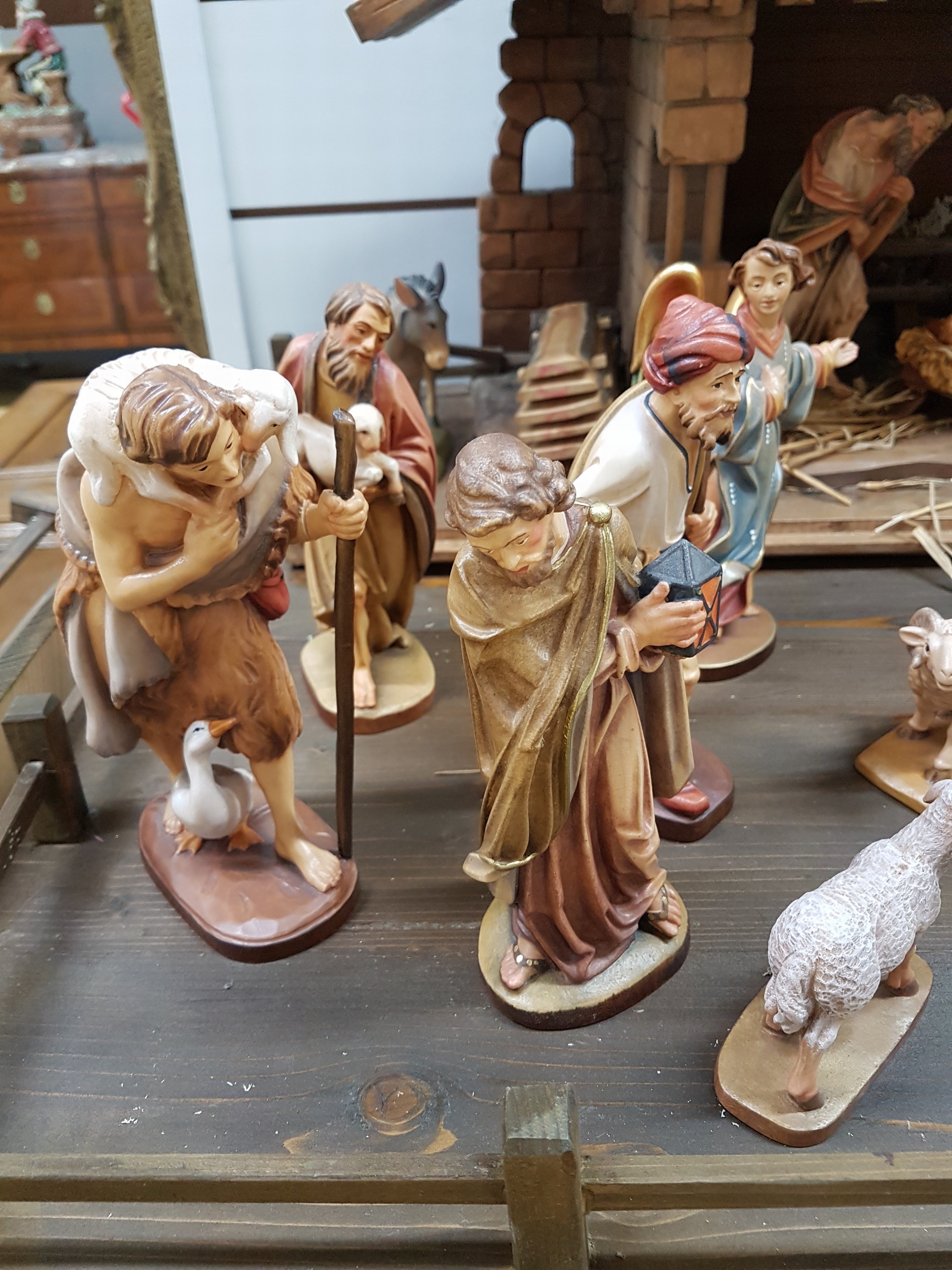 Detail b: Weihnachtskrippe, überwiegend August Runggaldier, Ortisei, Italien, 1960/70er-J., Holzfiguren vollplastisch geschnitzt u. farbig gefasst, ...