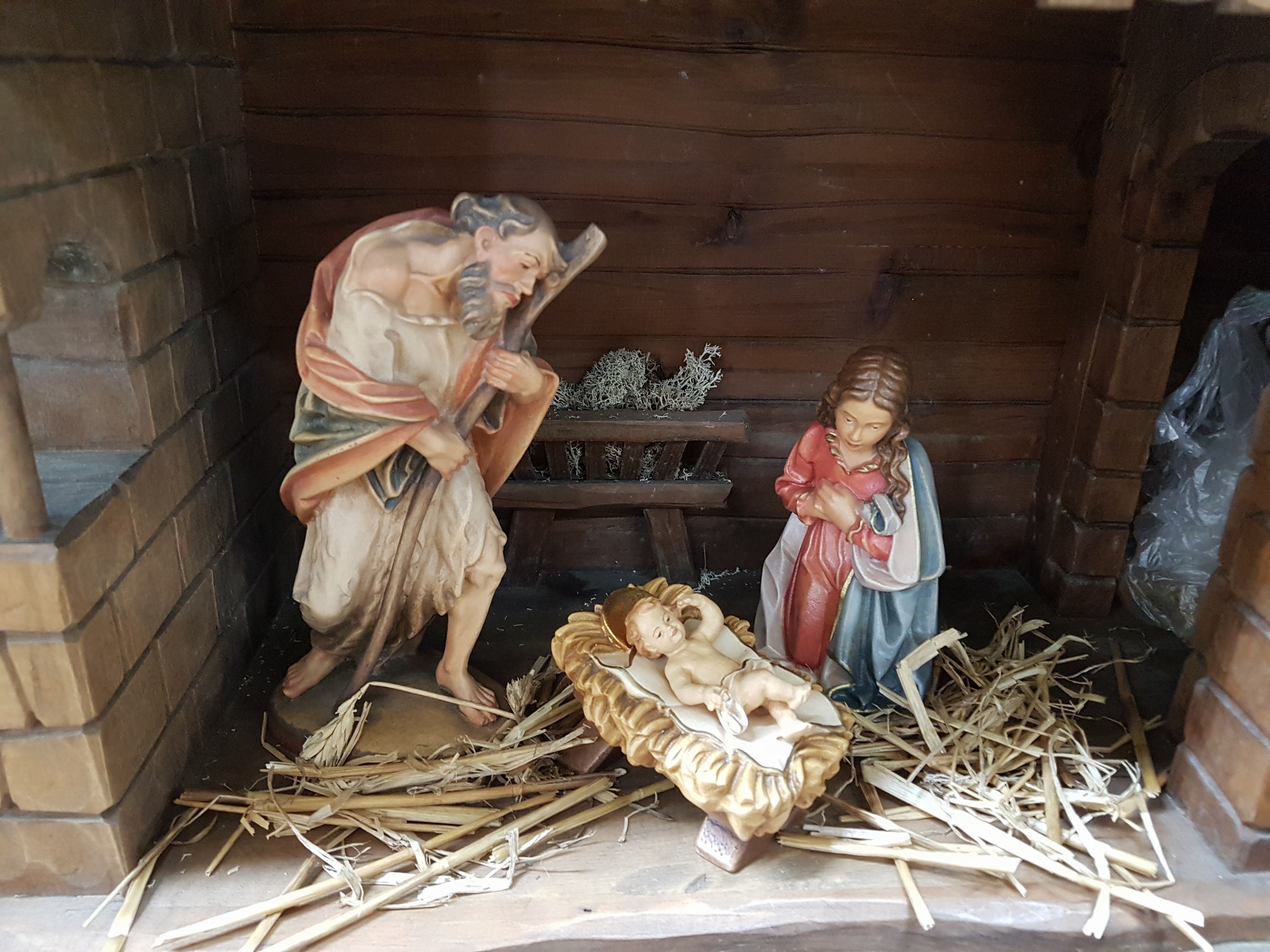 Detail c: Weihnachtskrippe, überwiegend August Runggaldier, Ortisei, Italien, 1960/70er-J., Holzfiguren vollplastisch geschnitzt u. farbig gefasst, ...