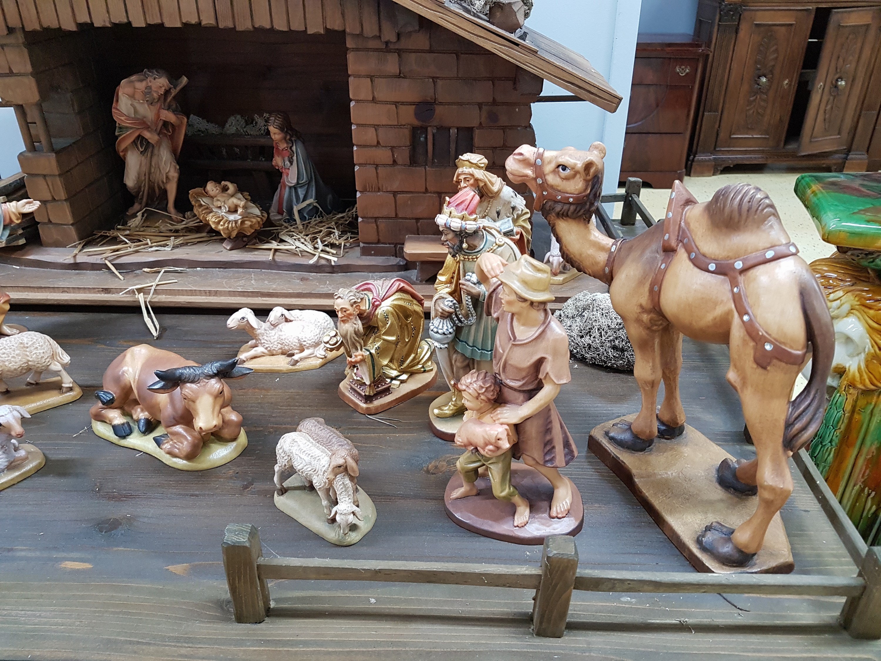 Detail d: Weihnachtskrippe, überwiegend August Runggaldier, Ortisei, Italien, 1960/70er-J., Holzfiguren vollplastisch geschnitzt u. farbig gefasst, ...
