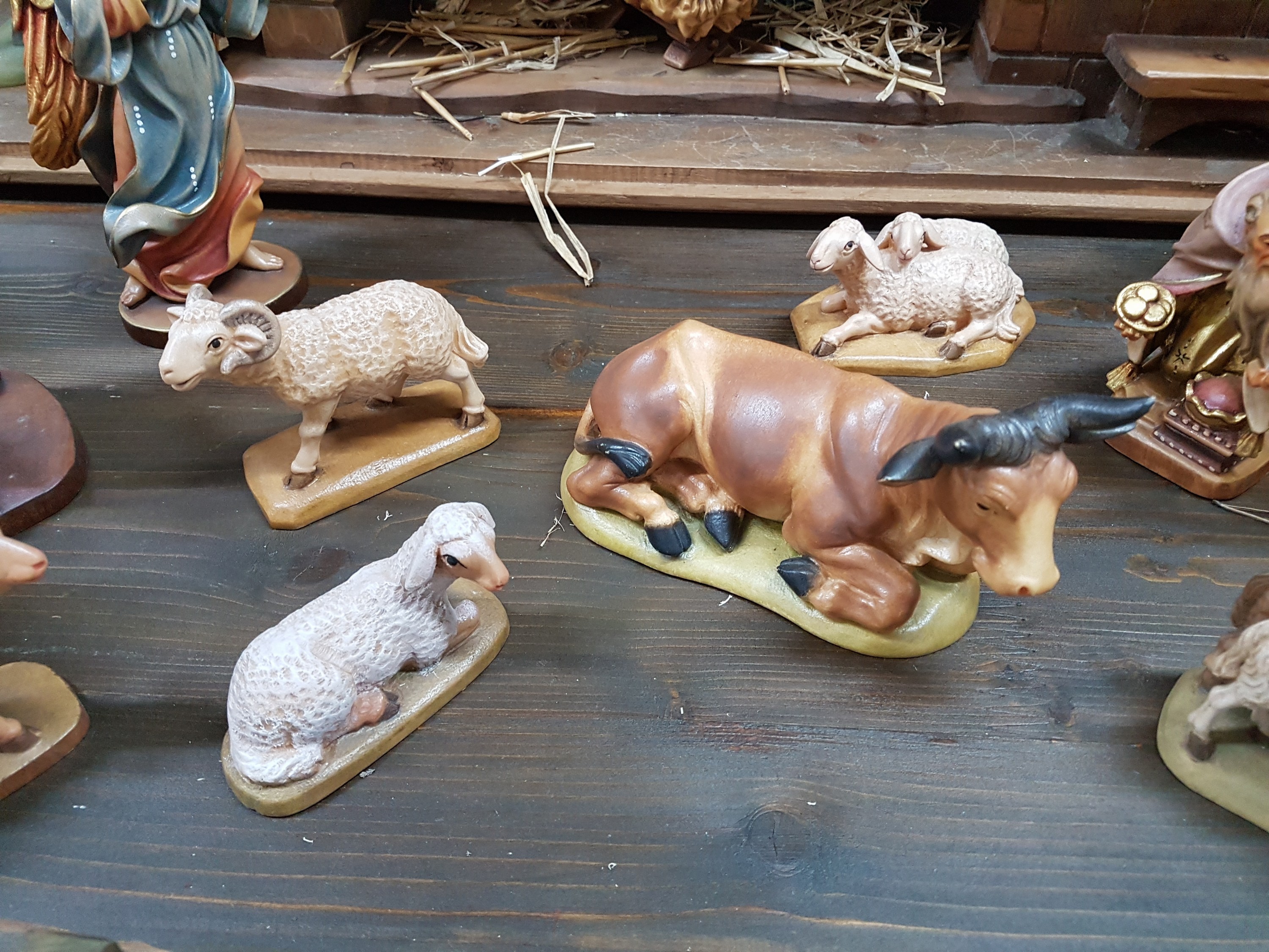 Detail e: Weihnachtskrippe, überwiegend August Runggaldier, Ortisei, Italien, 1960/70er-J., Holzfiguren vollplastisch geschnitzt u. farbig gefasst, ...