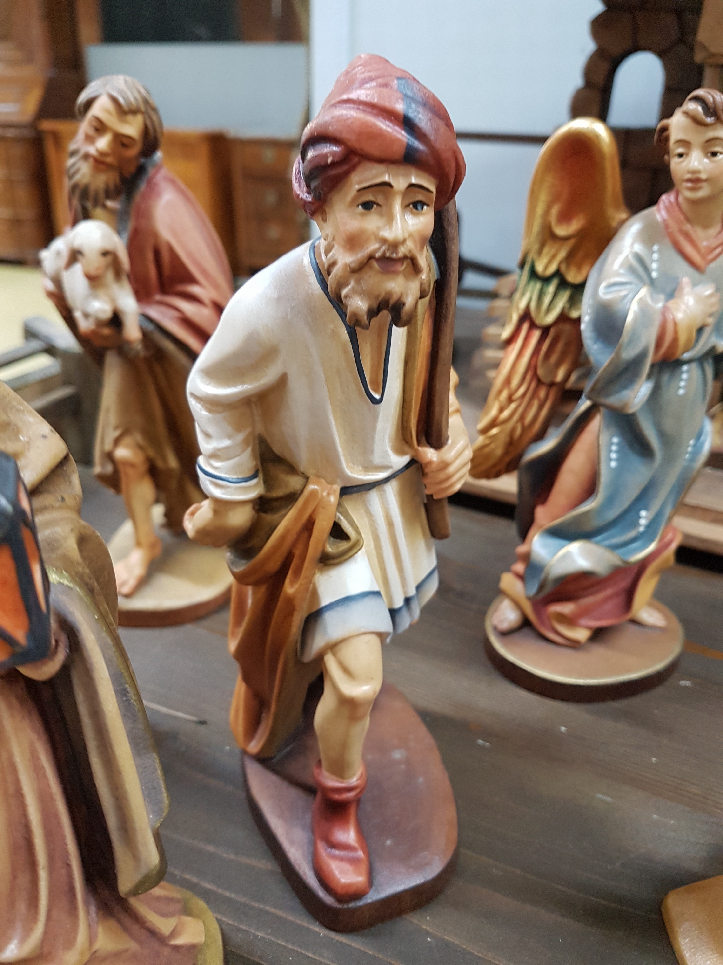 Detail g: Weihnachtskrippe, überwiegend August Runggaldier, Ortisei, Italien, 1960/70er-J., Holzfiguren vollplastisch geschnitzt u. farbig gefasst, ...