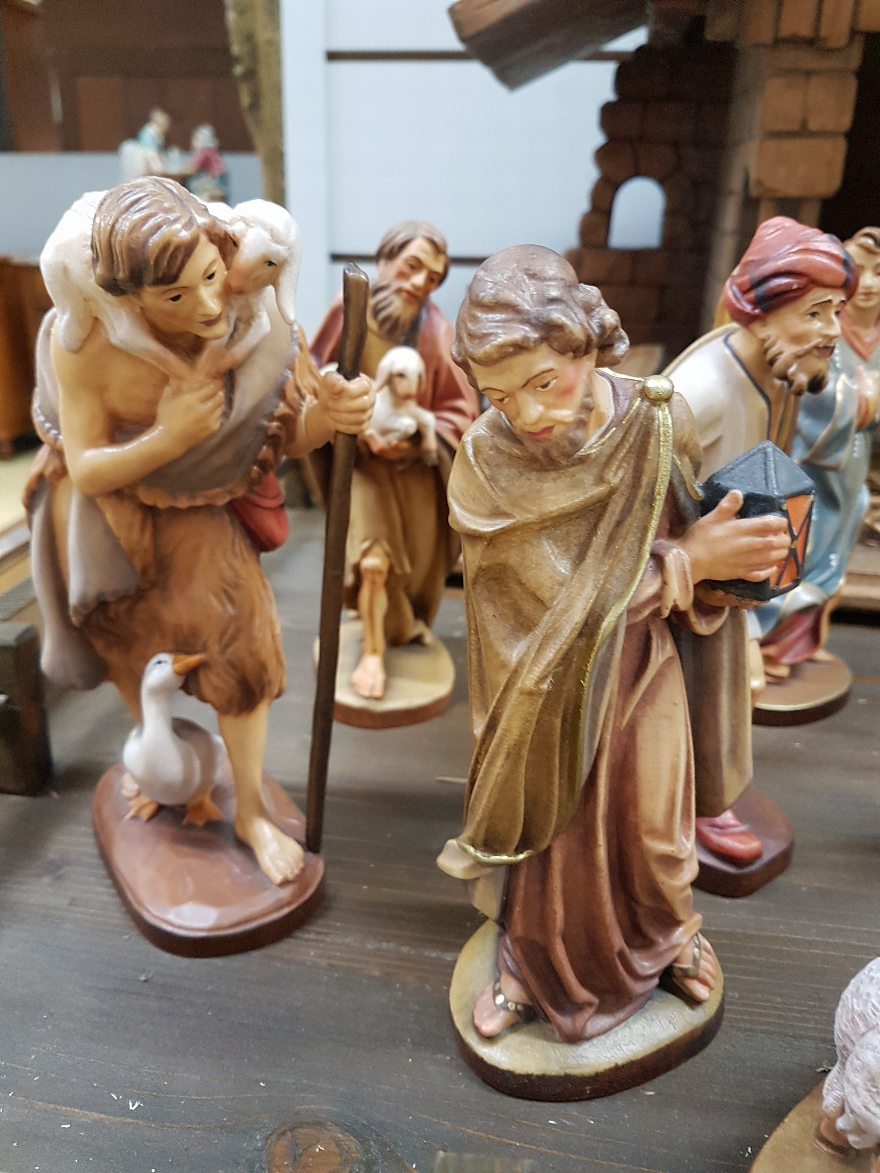 Detail h: Weihnachtskrippe, überwiegend August Runggaldier, Ortisei, Italien, 1960/70er-J., Holzfiguren vollplastisch geschnitzt u. farbig gefasst, ...