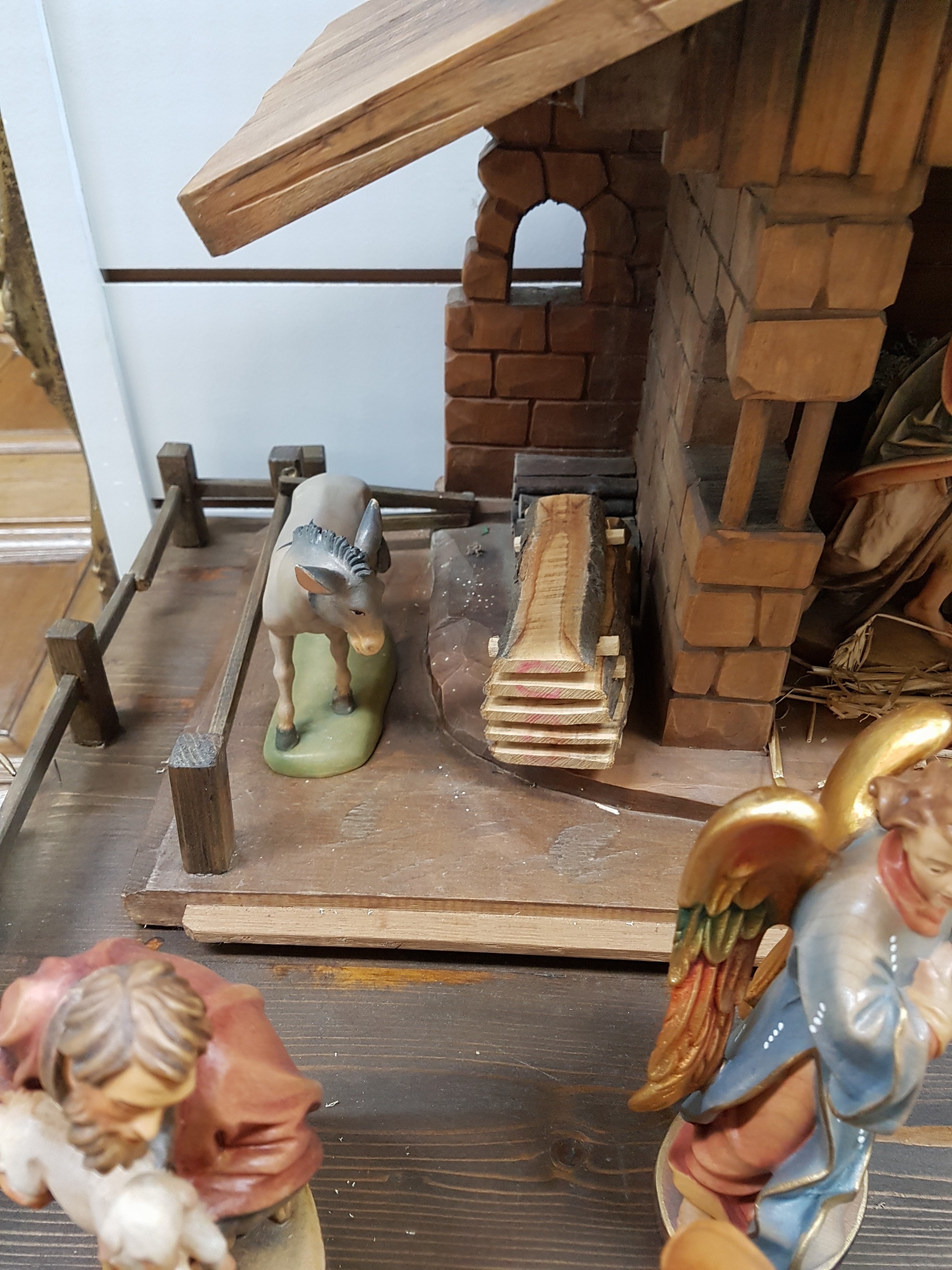 Detail i: Weihnachtskrippe, überwiegend August Runggaldier, Ortisei, Italien, 1960/70er-J., Holzfiguren vollplastisch geschnitzt u. farbig gefasst, ...