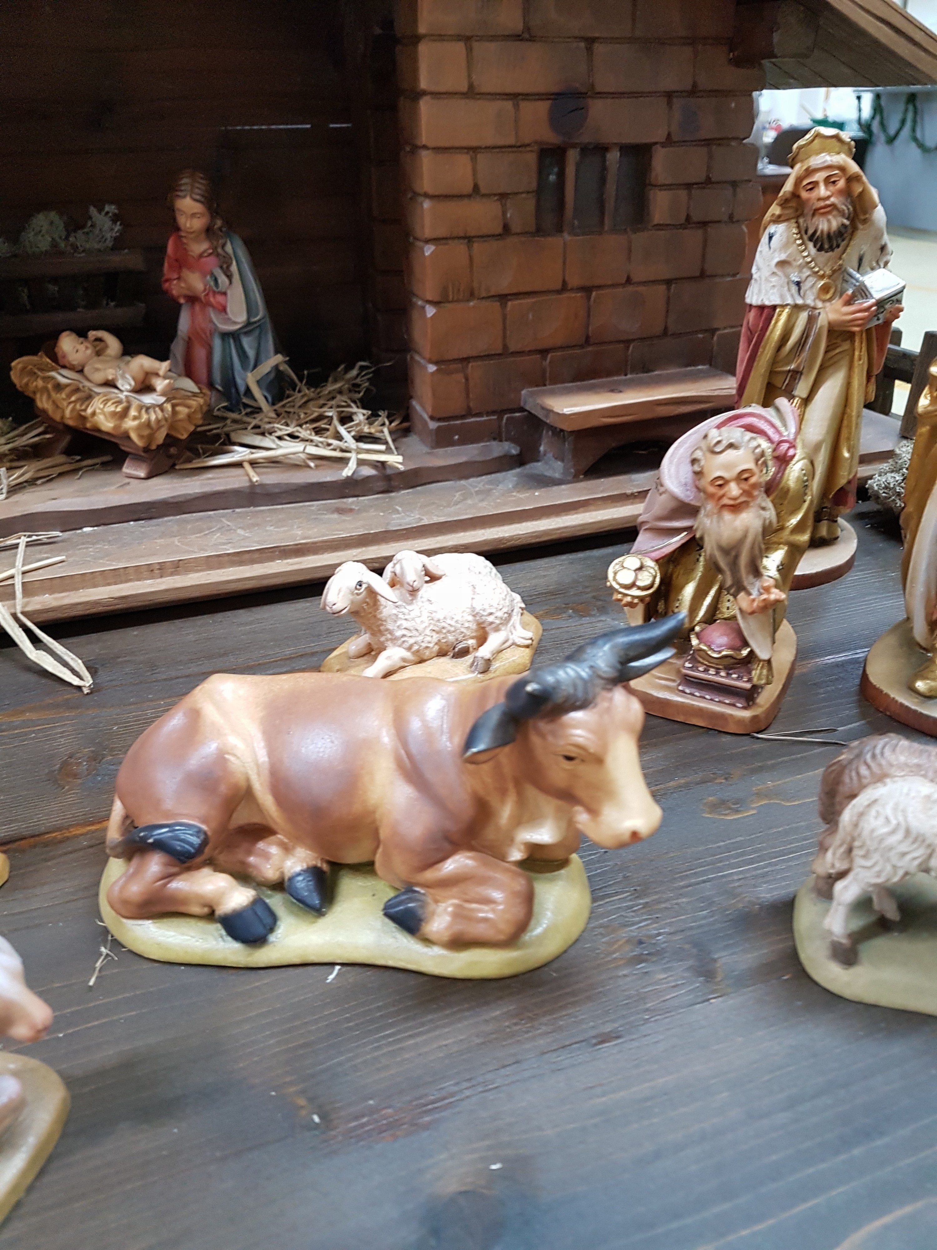 Detail j: Weihnachtskrippe, überwiegend August Runggaldier, Ortisei, Italien, 1960/70er-J., Holzfiguren vollplastisch geschnitzt u. farbig gefasst, ...