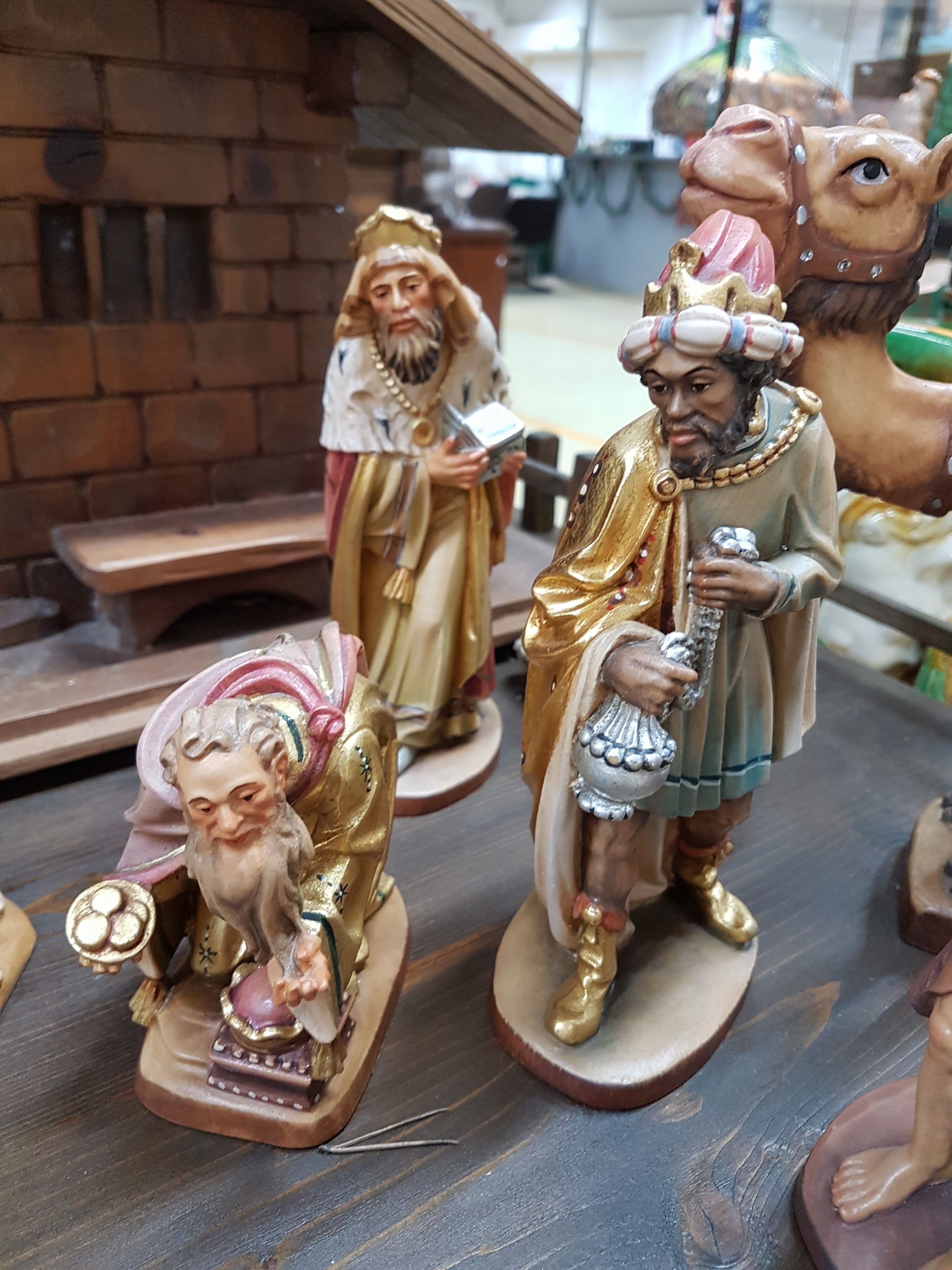 Detail k: Weihnachtskrippe, überwiegend August Runggaldier, Ortisei, Italien, 1960/70er-J., Holzfiguren vollplastisch geschnitzt u. farbig gefasst, ...