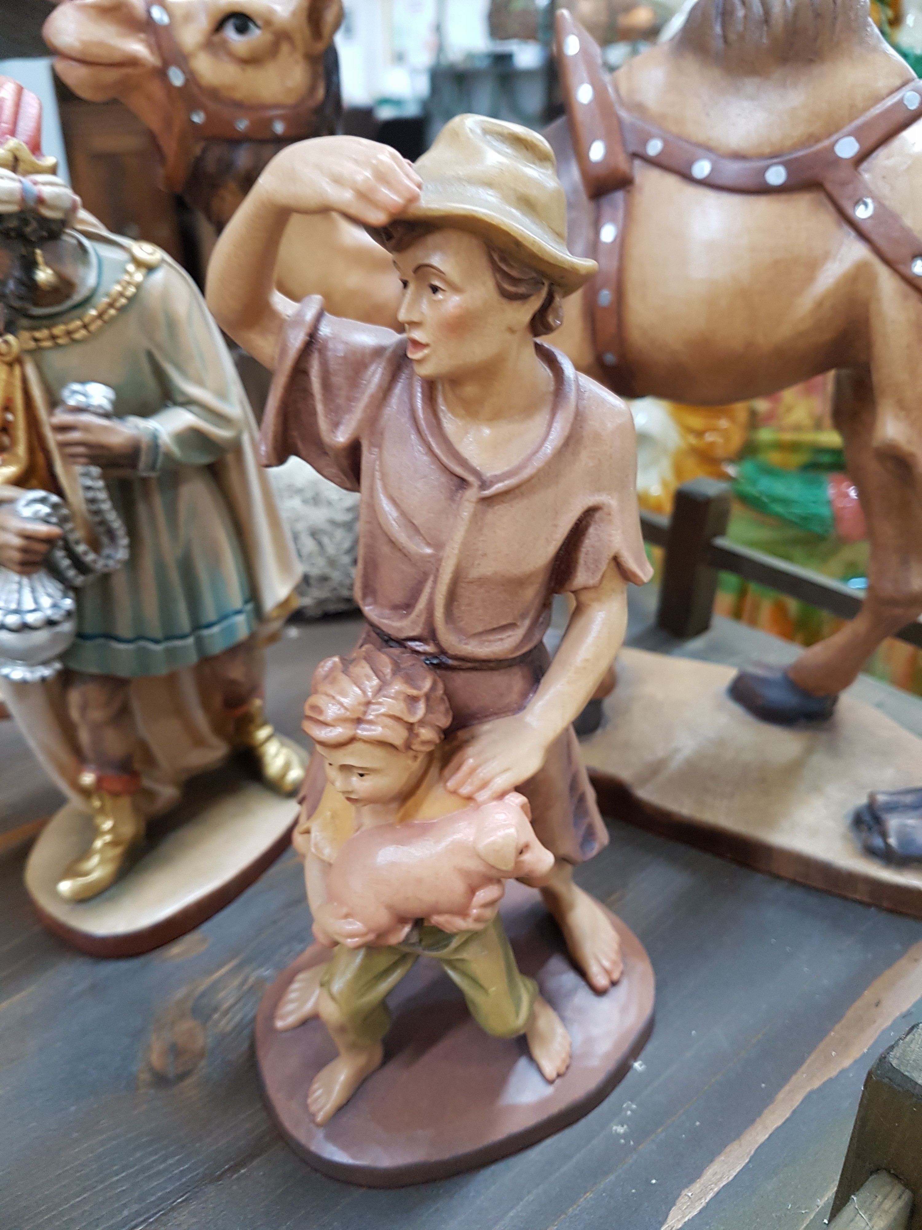 Detail l: Weihnachtskrippe, überwiegend August Runggaldier, Ortisei, Italien, 1960/70er-J., Holzfiguren vollplastisch geschnitzt u. farbig gefasst, ...