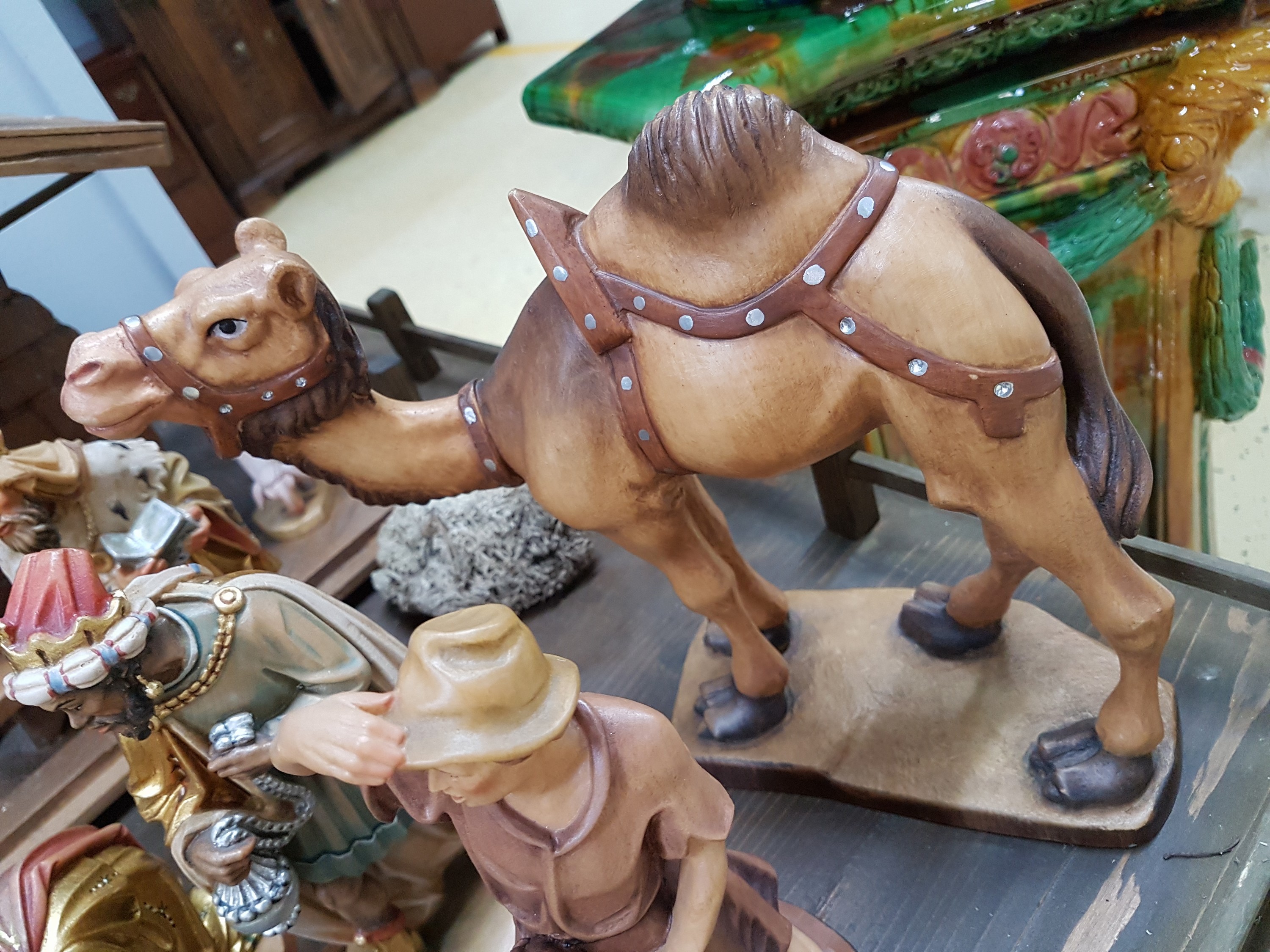 Detail m: Weihnachtskrippe, überwiegend August Runggaldier, Ortisei, Italien, 1960/70er-J., Holzfiguren vollplastisch geschnitzt u. farbig gefasst, ...