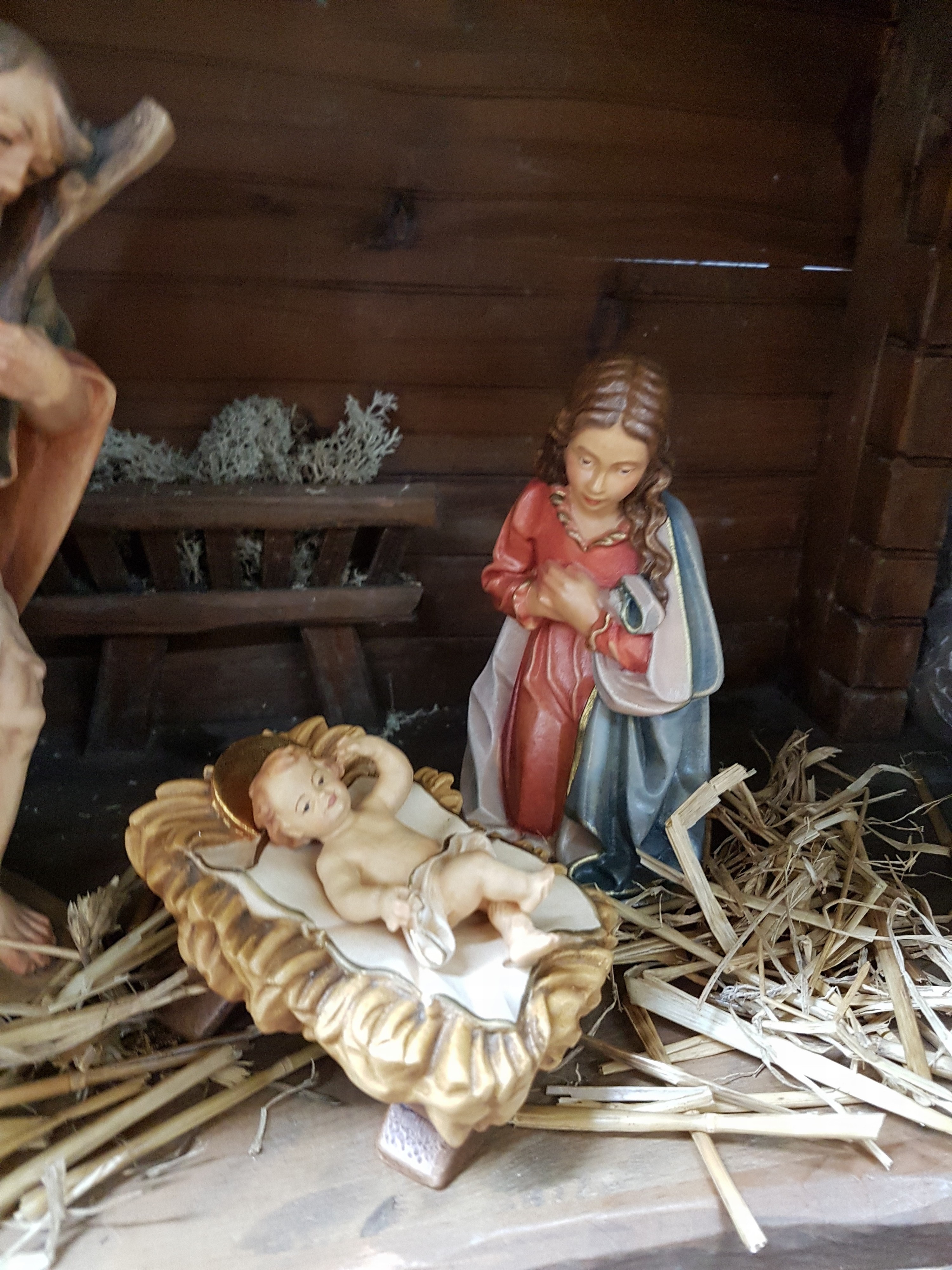 Detail o: Weihnachtskrippe, überwiegend August Runggaldier, Ortisei, Italien, 1960/70er-J., Holzfiguren vollplastisch geschnitzt u. farbig gefasst, ...