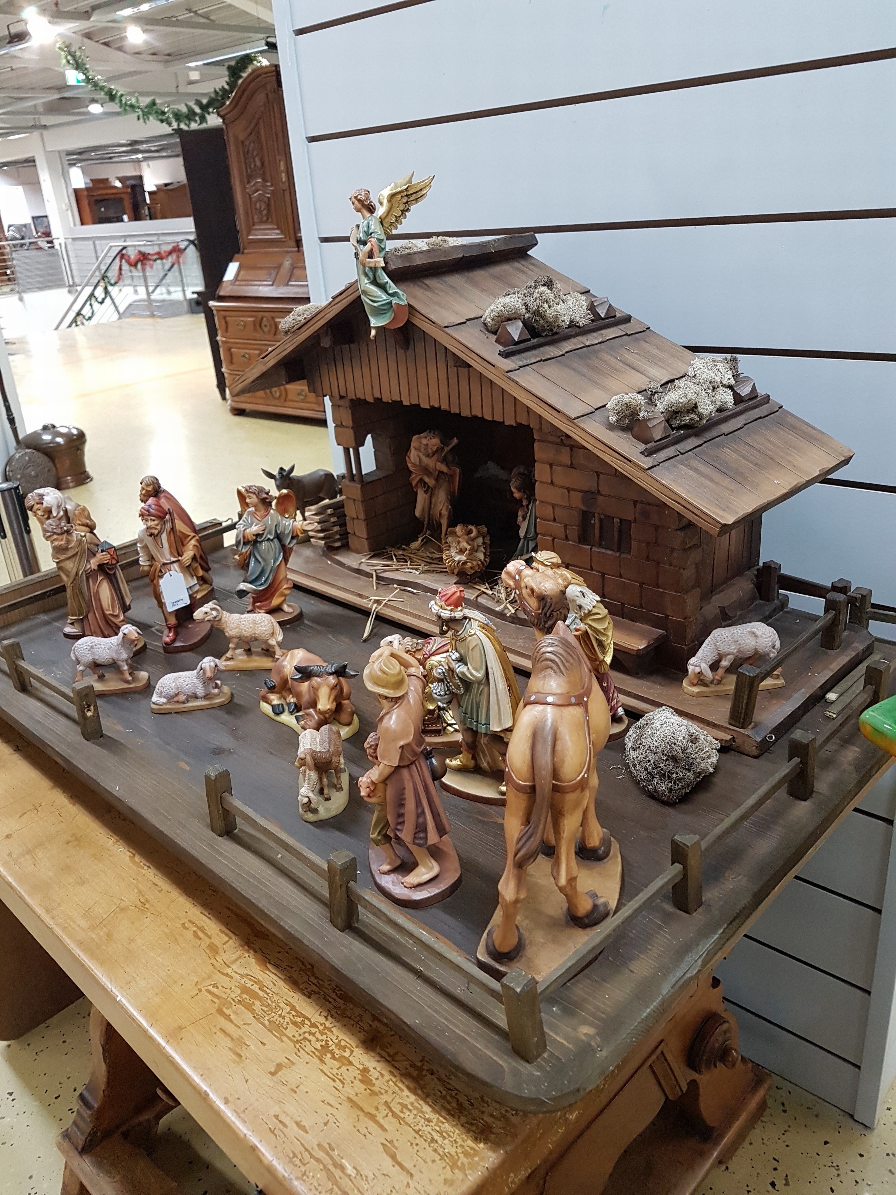 Detail q: Weihnachtskrippe, überwiegend August Runggaldier, Ortisei, Italien, 1960/70er-J., Holzfiguren vollplastisch geschnitzt u. farbig gefasst, ...