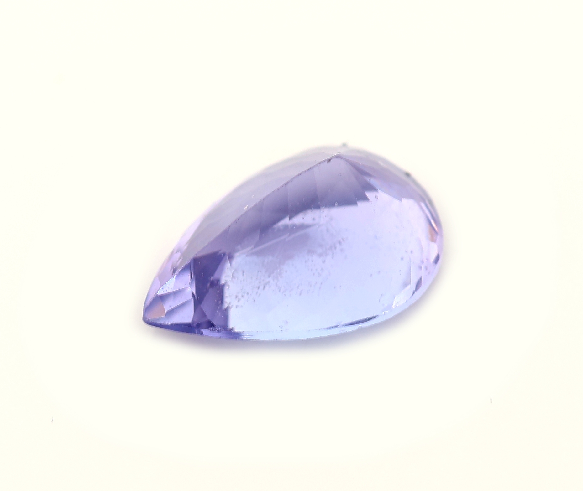 Detail a: Loser Tansanit, ca. 1.69 ct, facett. Tropfen