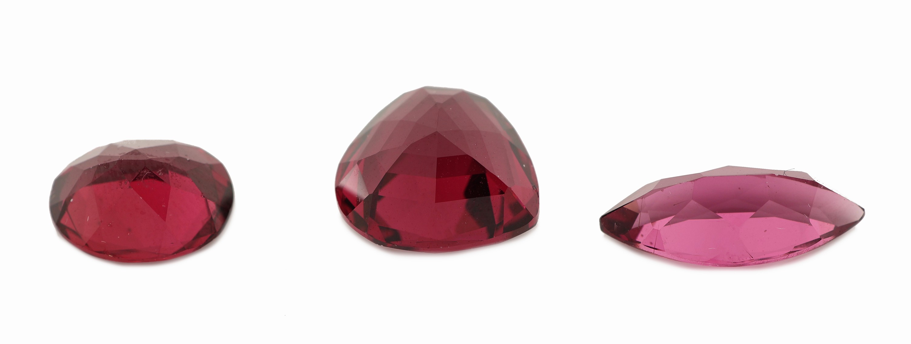 Detail a: Lot 3 lose Granate, zus. ca. 12.0 ct, versch. Größen, Schliffformen und Farbnuancen