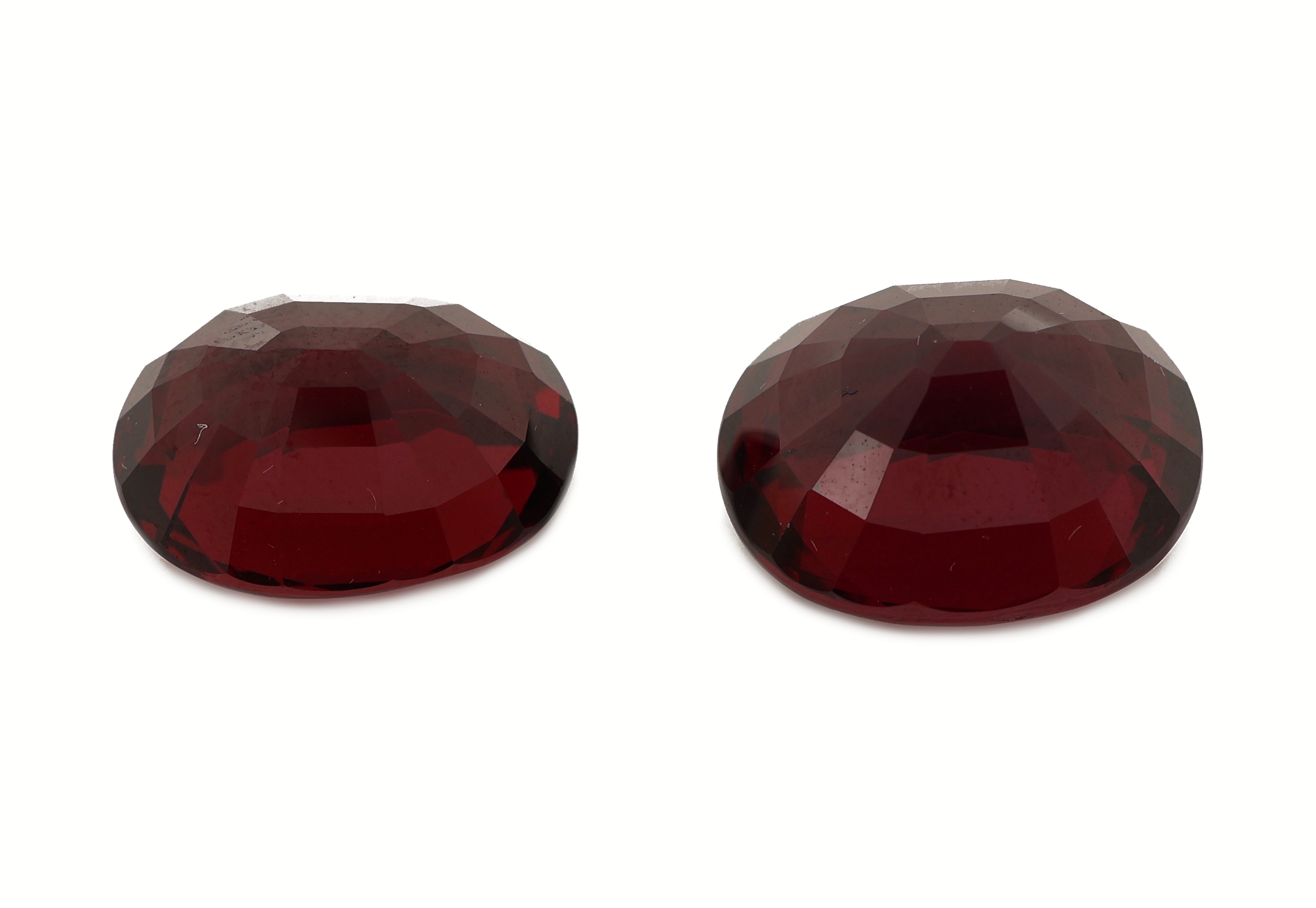 Detail a: Konvolut 2 lose Rhodolithe zus. ca. 22.0 ct, 1 x ca. 9.70 ct, ovalfacett., schöne intensive Farbe; 1 x ca. 12.30 ct, ovalfacett., intensive Farbe