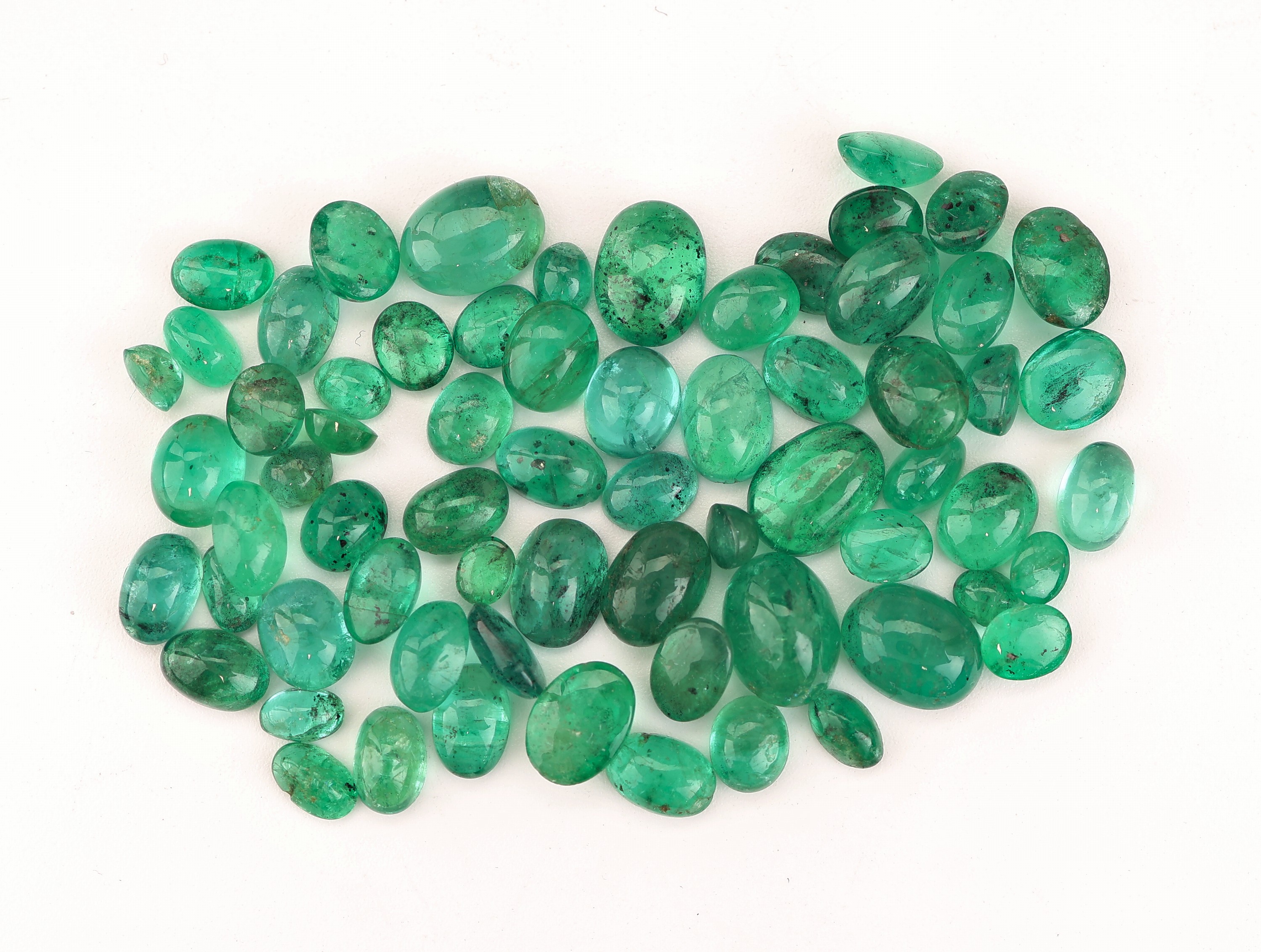 Image 27025338 - Lot lose Smaragde, zus. ca. 34.10 ct, Cabochons in versch. Größen und Farbnuancen, ...