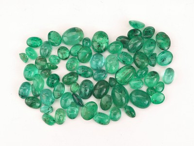 Image Lot lose Smaragde, zus. ca. 34.10 ct, Cabochons in versch. Größen und Farbnuancen, ...