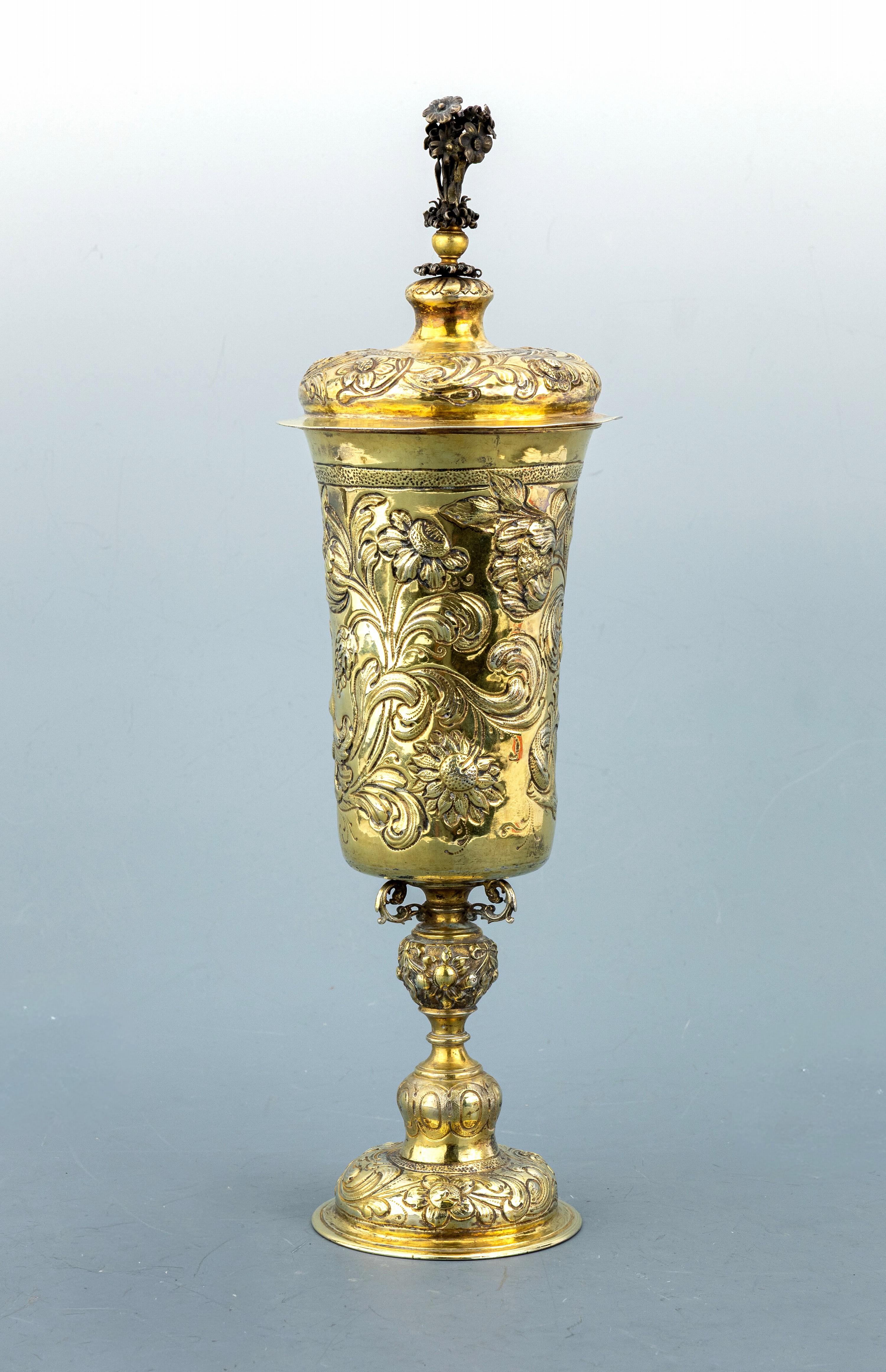 Image 27025409 - Deckelpokal im Barockstil, Hanau um 1900, Silber vergoldet, leicht konischer Korpus auf ...