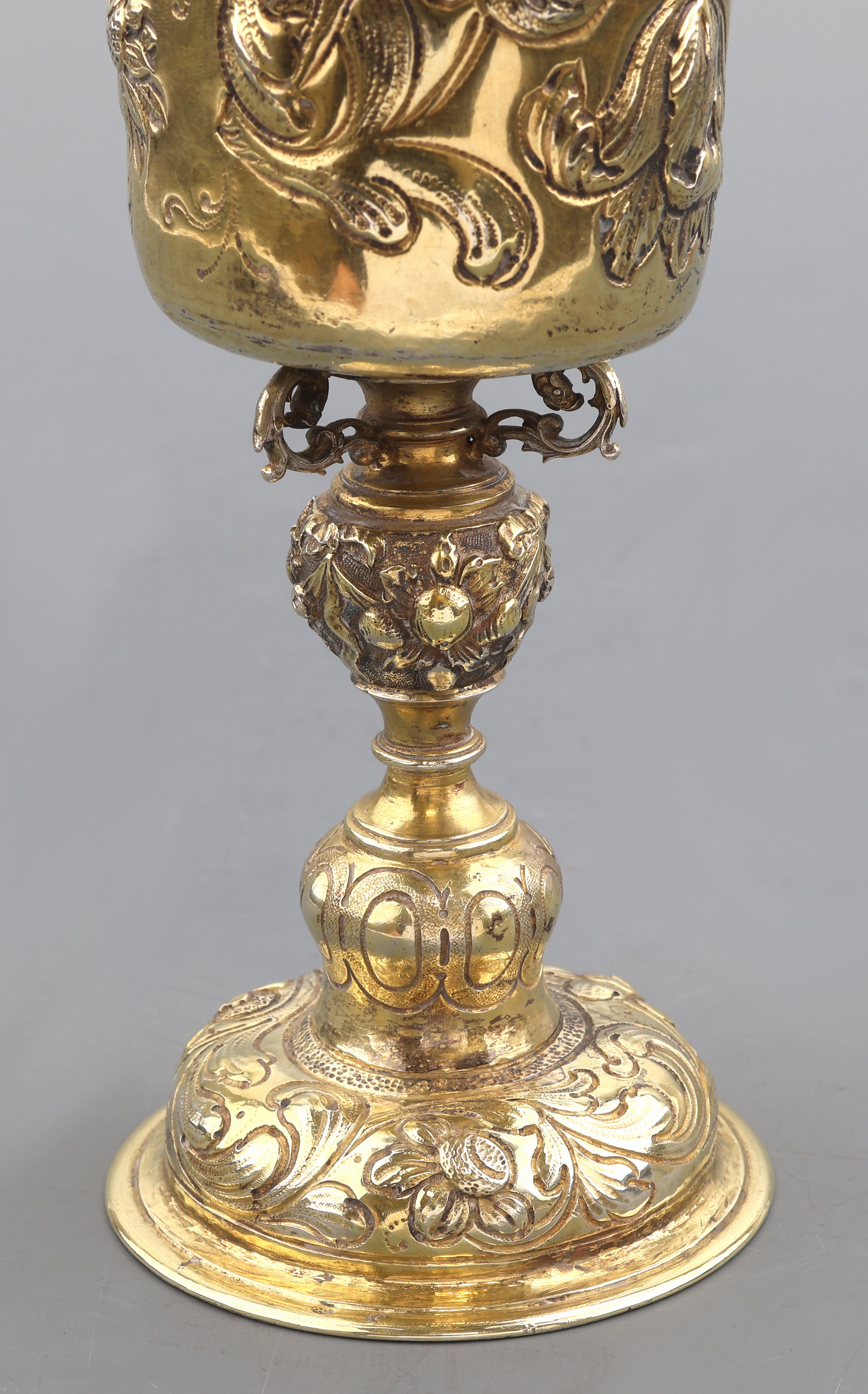 Detail b: Deckelpokal im Barockstil, Hanau um 1900, Silber vergoldet, leicht konischer Korpus auf profiliertem Fuß, reiche durchgehende getriebene und ...