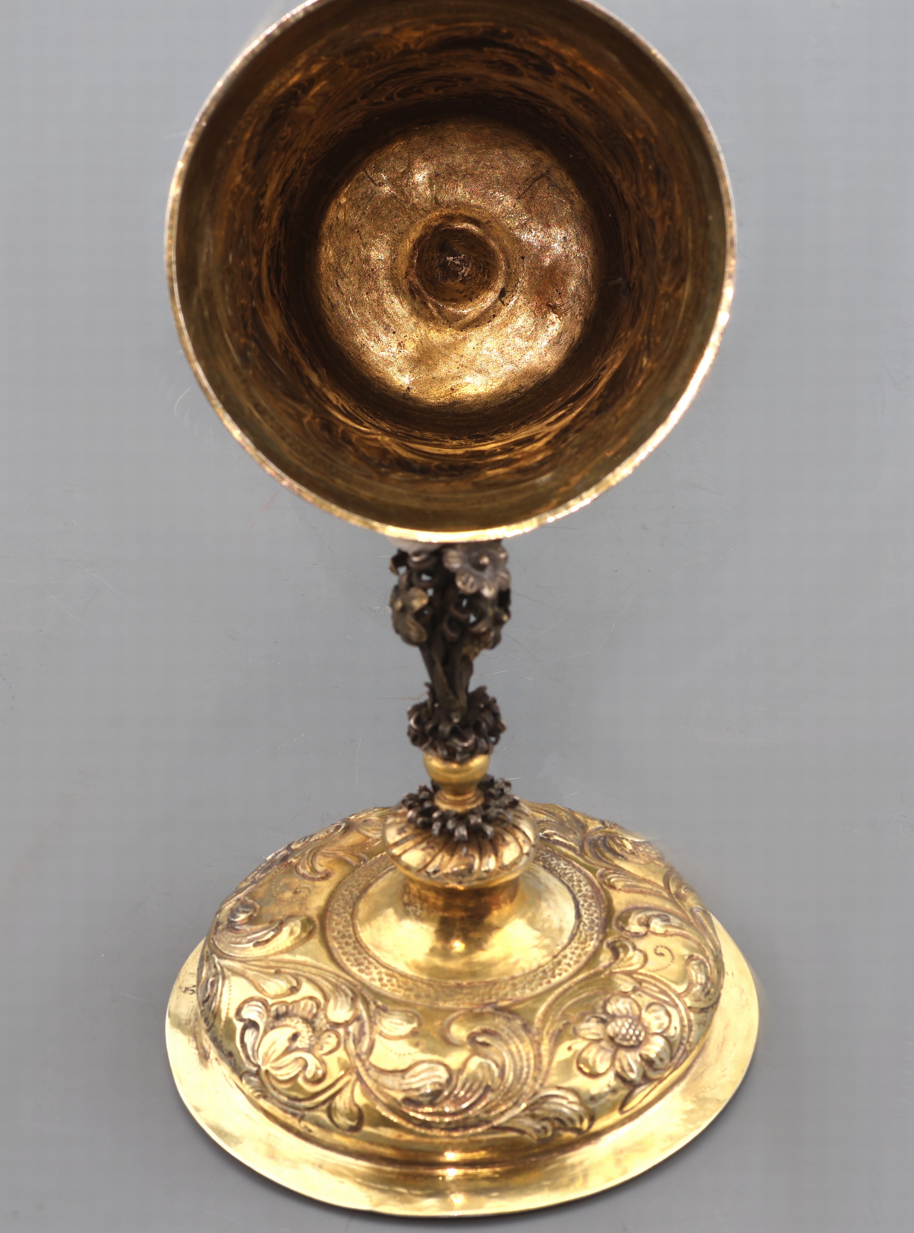 Detail c: Deckelpokal im Barockstil, Hanau um 1900, Silber vergoldet, leicht konischer Korpus auf profiliertem Fuß, reiche durchgehende getriebene und ...