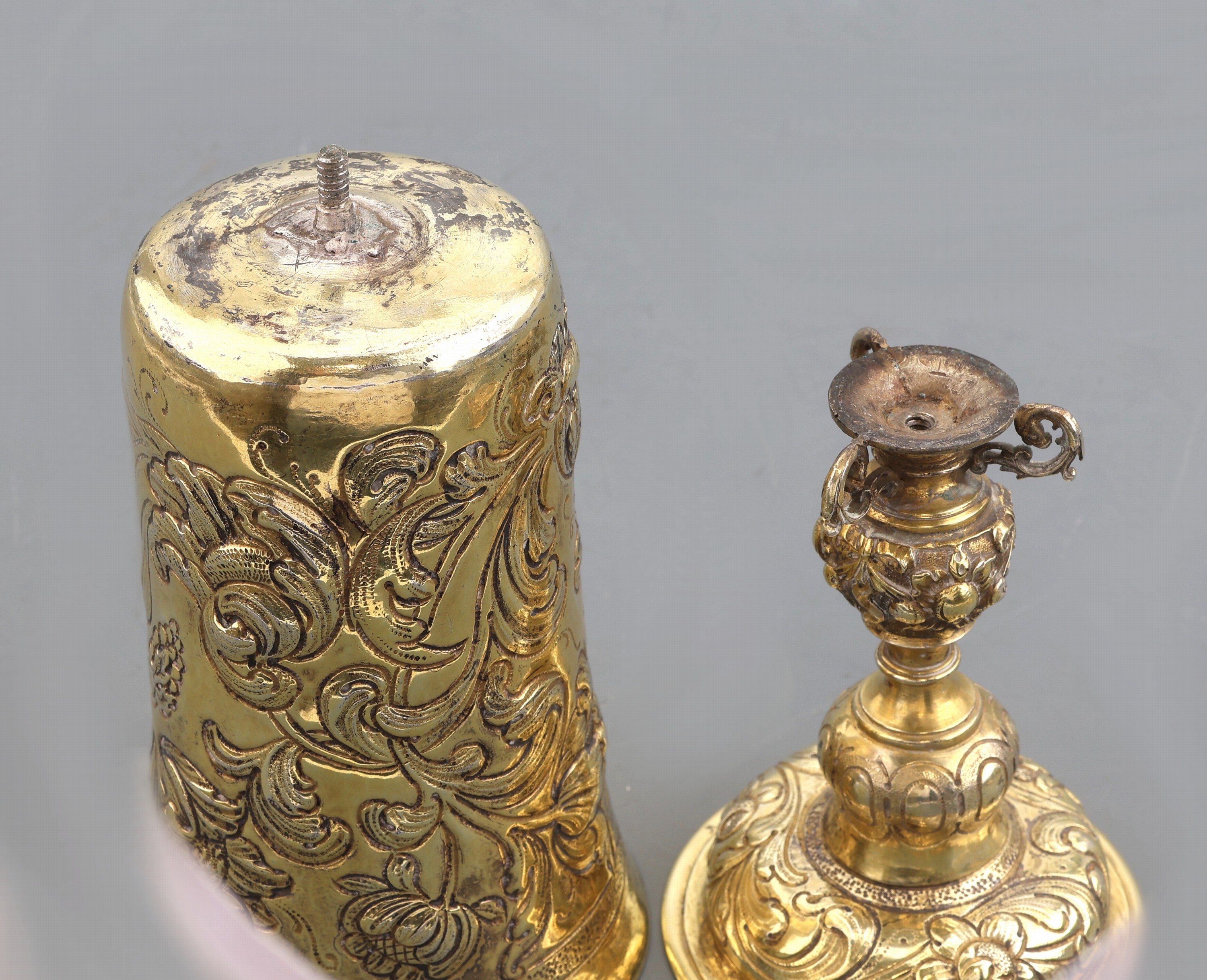Detail d: Deckelpokal im Barockstil, Hanau um 1900, Silber vergoldet, leicht konischer Korpus auf profiliertem Fuß, reiche durchgehende getriebene und ...