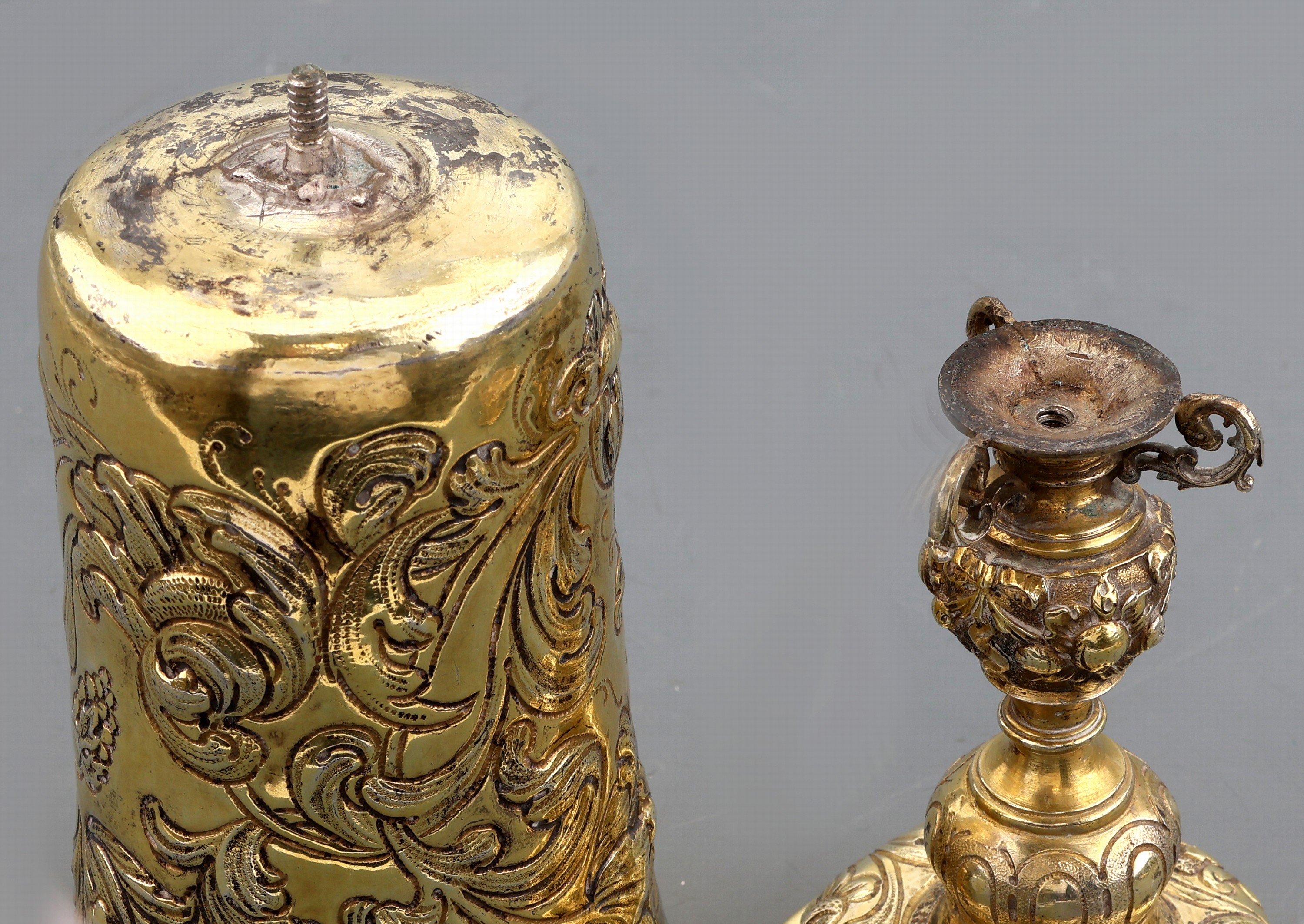 Detail e: Deckelpokal im Barockstil, Hanau um 1900, Silber vergoldet, leicht konischer Korpus auf profiliertem Fuß, reiche durchgehende getriebene und ...