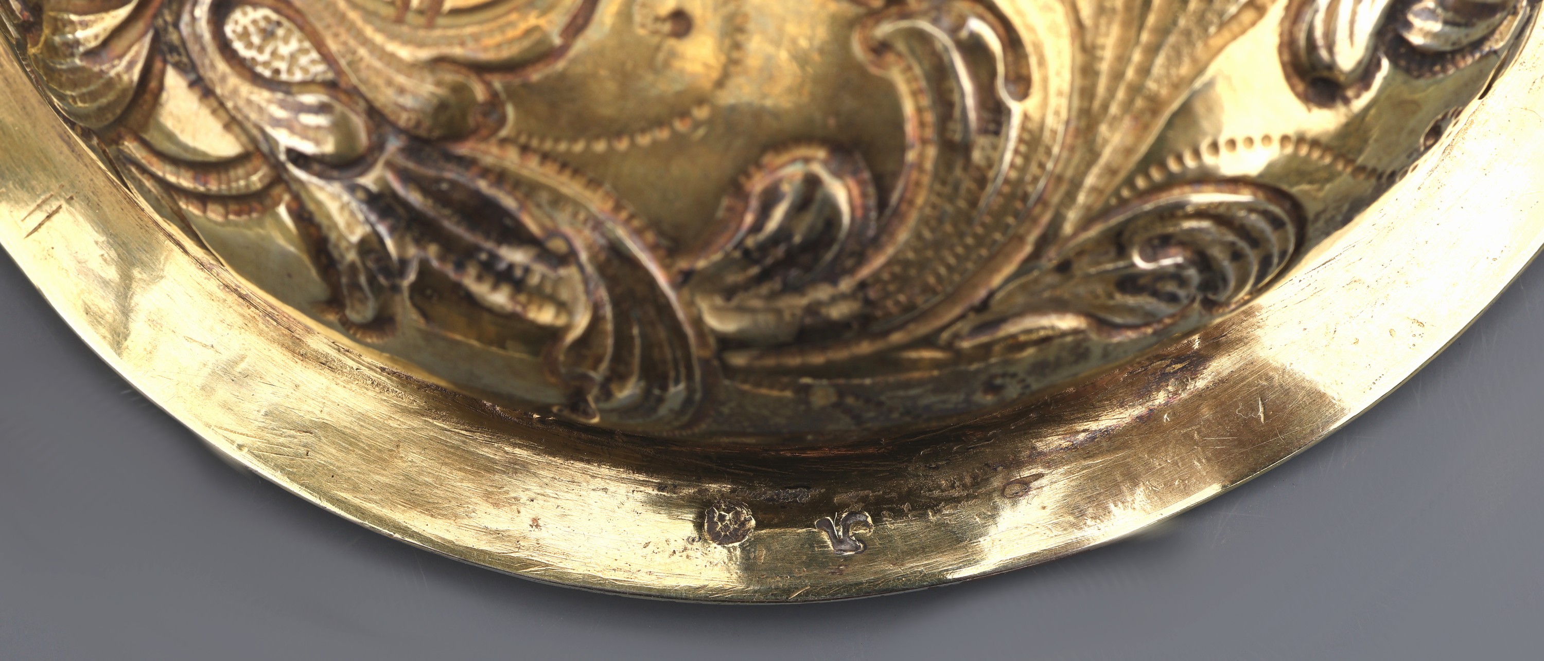 Detail f: Deckelpokal im Barockstil, Hanau um 1900, Silber vergoldet, leicht konischer Korpus auf profiliertem Fuß, reiche durchgehende getriebene und ...
