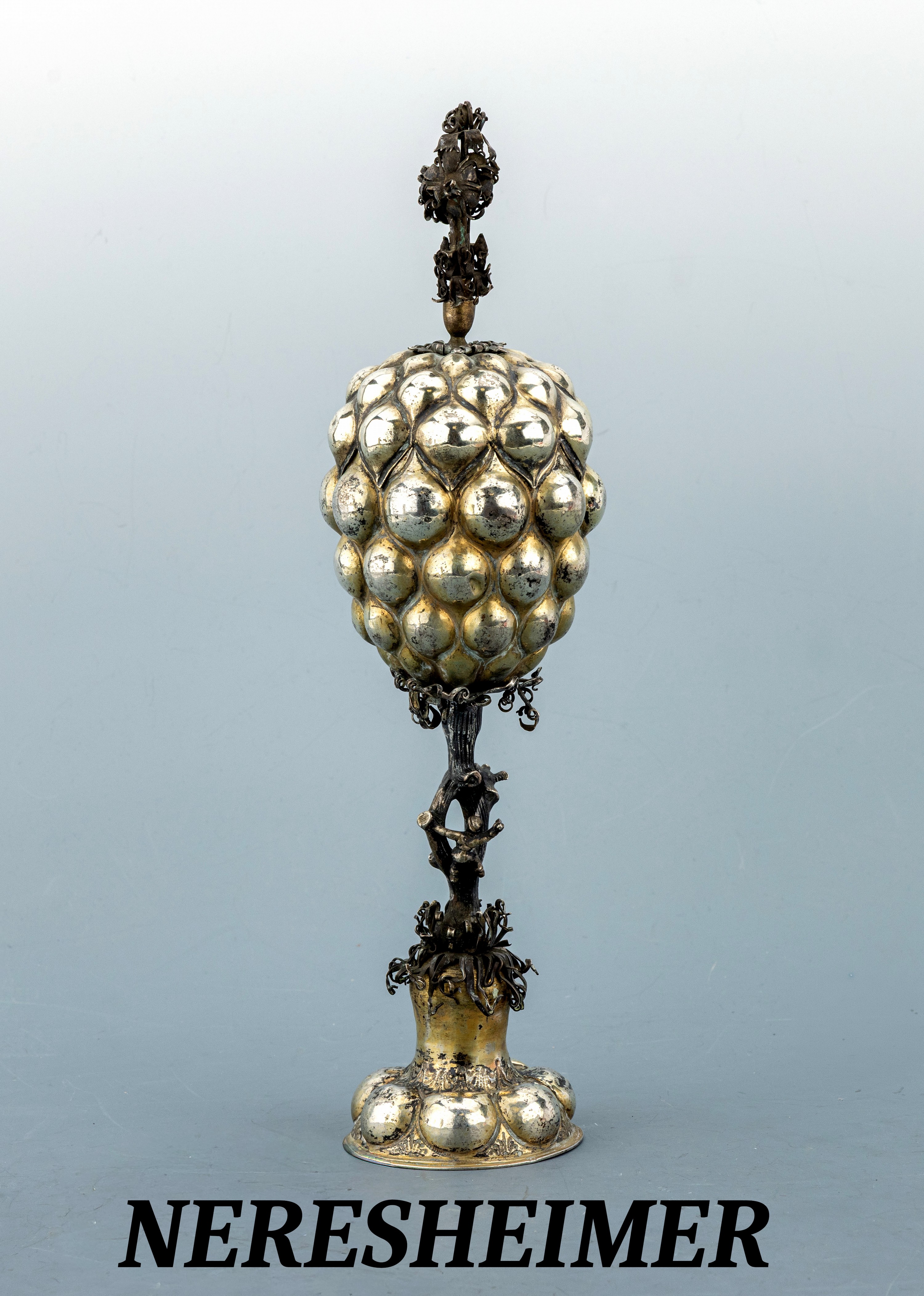 Image 27025411 - Traubenpokal, NERESHEIMER, Hanau um 1900, Silber gepr., part. verg., getriebener und ...