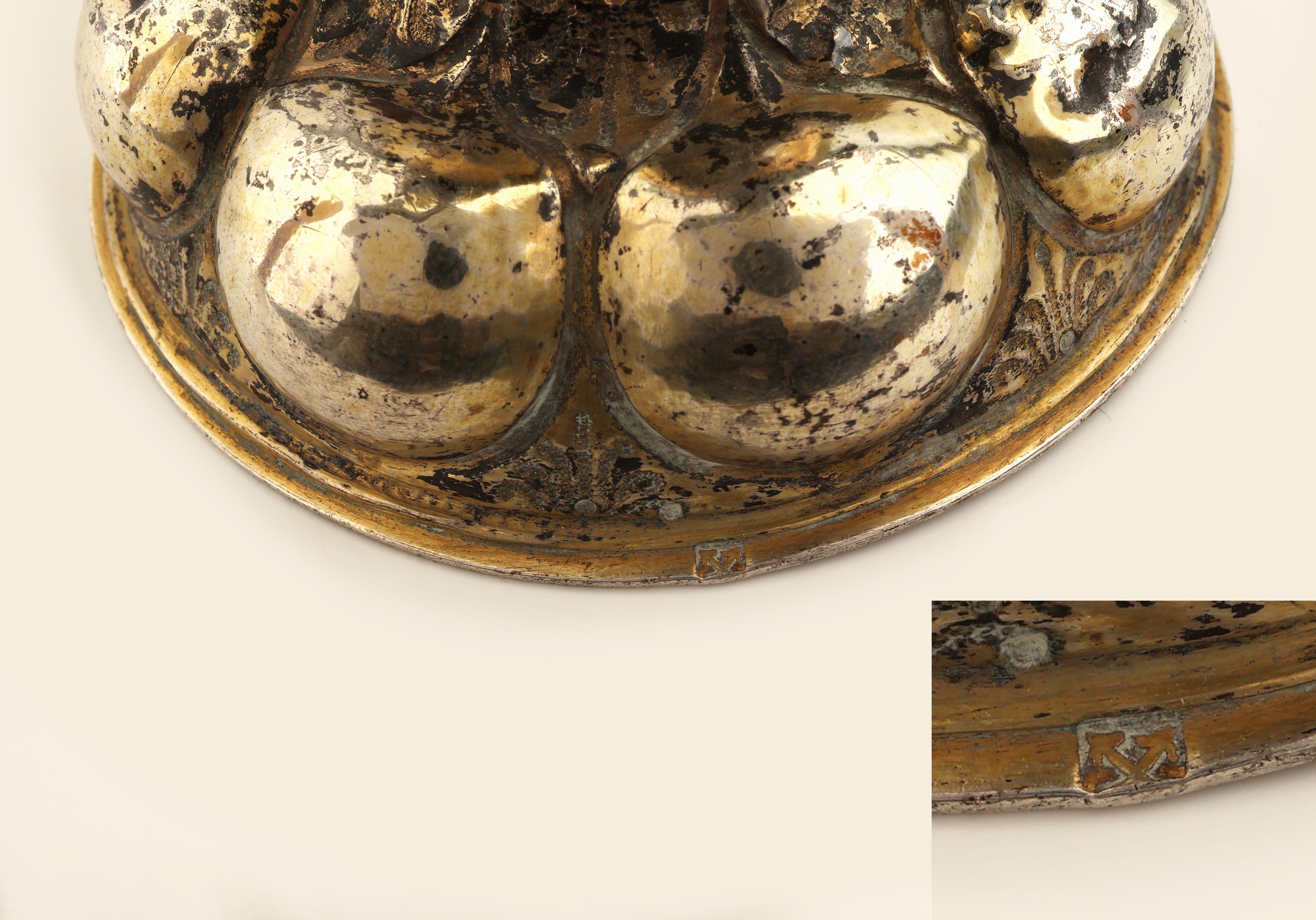 Detail a: Traubenpokal, NERESHEIMER, Hanau um 1900, Silber gepr., part. verg., getriebener und ziselierter Korpus mit Buckelung, Schaft und Deckelbekrönung ...