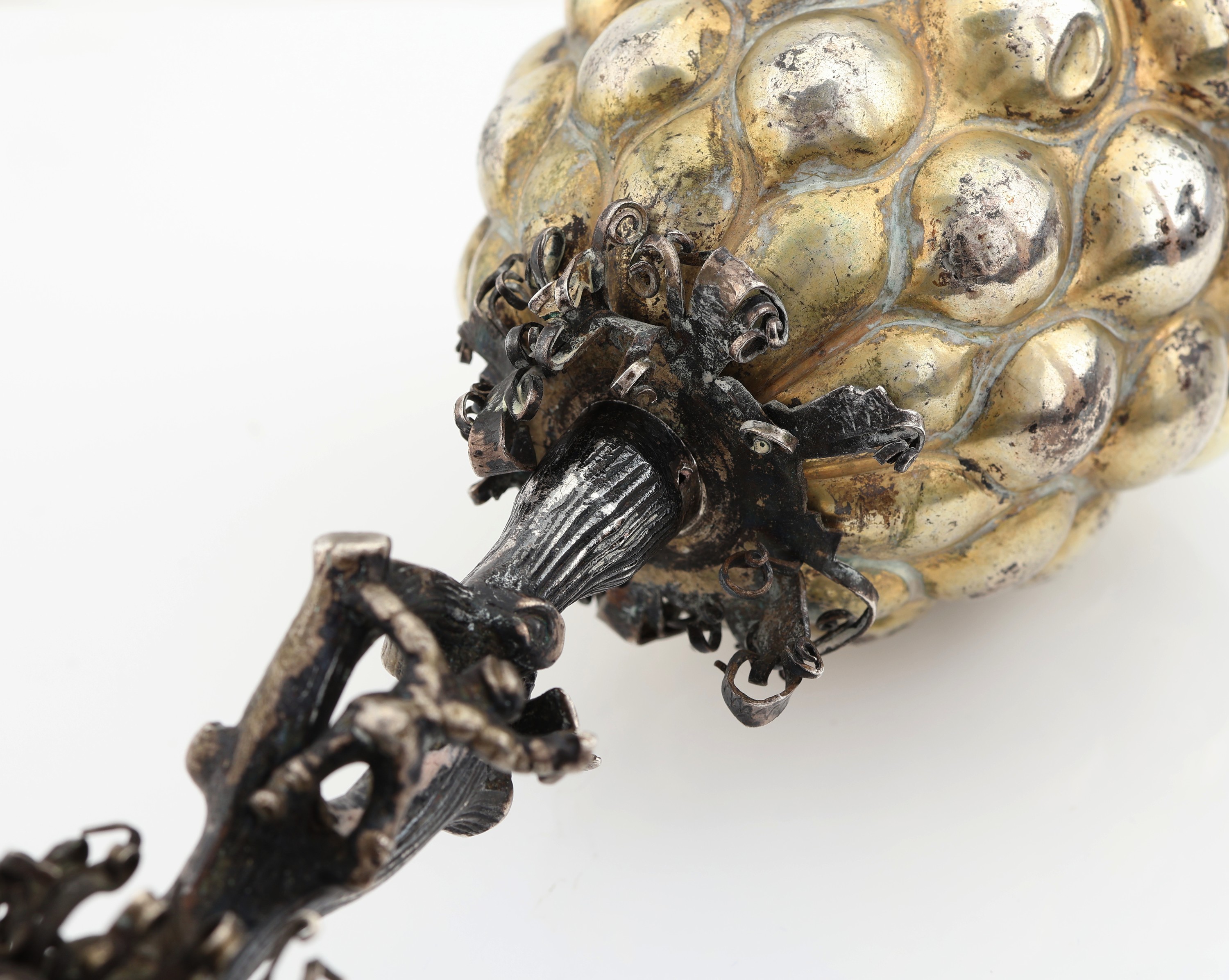 Detail c: Traubenpokal, NERESHEIMER, Hanau um 1900, Silber gepr., part. verg., getriebener und ziselierter Korpus mit Buckelung, Schaft und Deckelbekrönung ...
