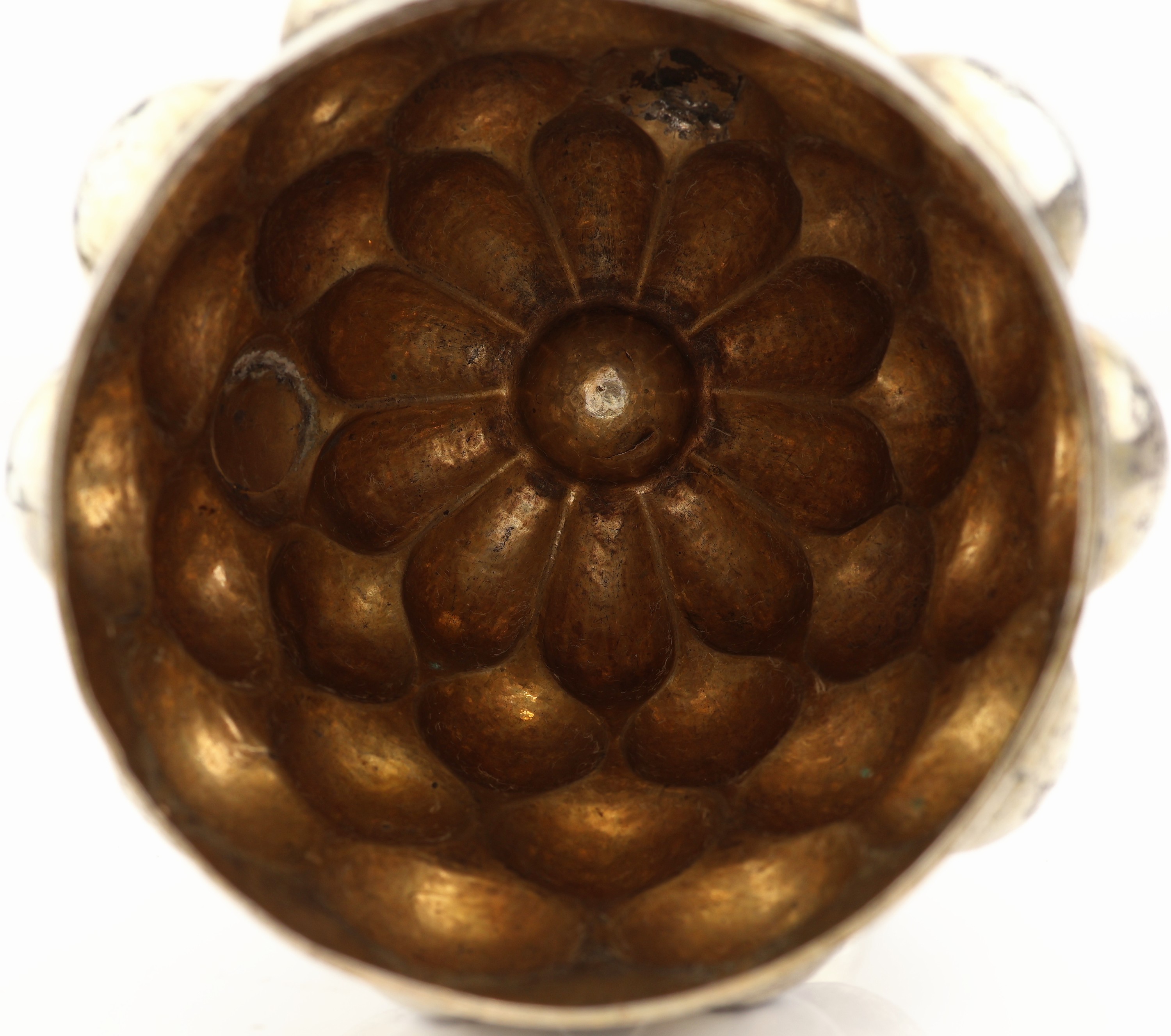 Detail d: Traubenpokal, NERESHEIMER, Hanau um 1900, Silber gepr., part. verg., getriebener und ziselierter Korpus mit Buckelung, Schaft und Deckelbekrönung ...