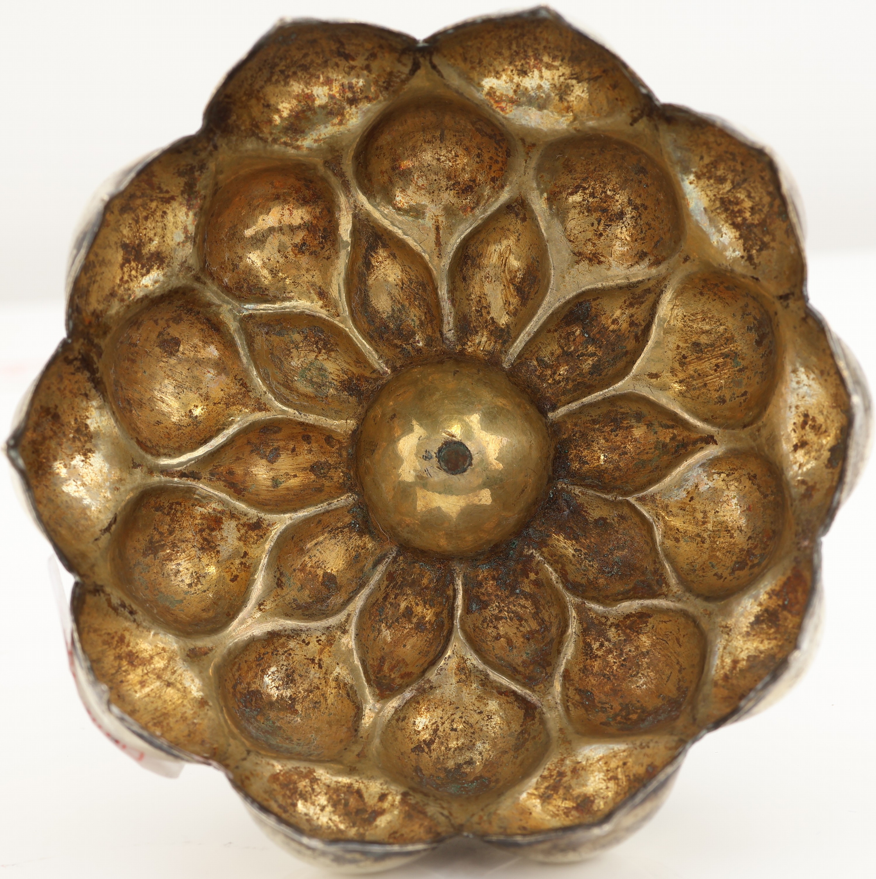 Detail e: Traubenpokal, NERESHEIMER, Hanau um 1900, Silber gepr., part. verg., getriebener und ziselierter Korpus mit Buckelung, Schaft und Deckelbekrönung ...