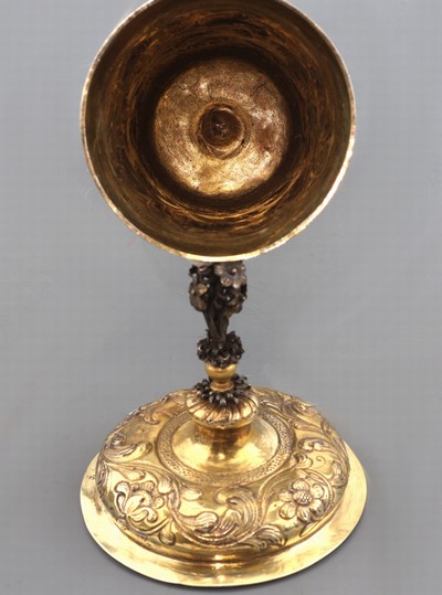 27025409c - Deckelpokal im Barockstil, Hanau um 1900, Silber vergoldet, leicht konischer Korpus auf ...