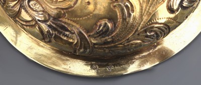 27025409f - Deckelpokal im Barockstil, Hanau um 1900, Silber vergoldet, leicht konischer Korpus auf ...