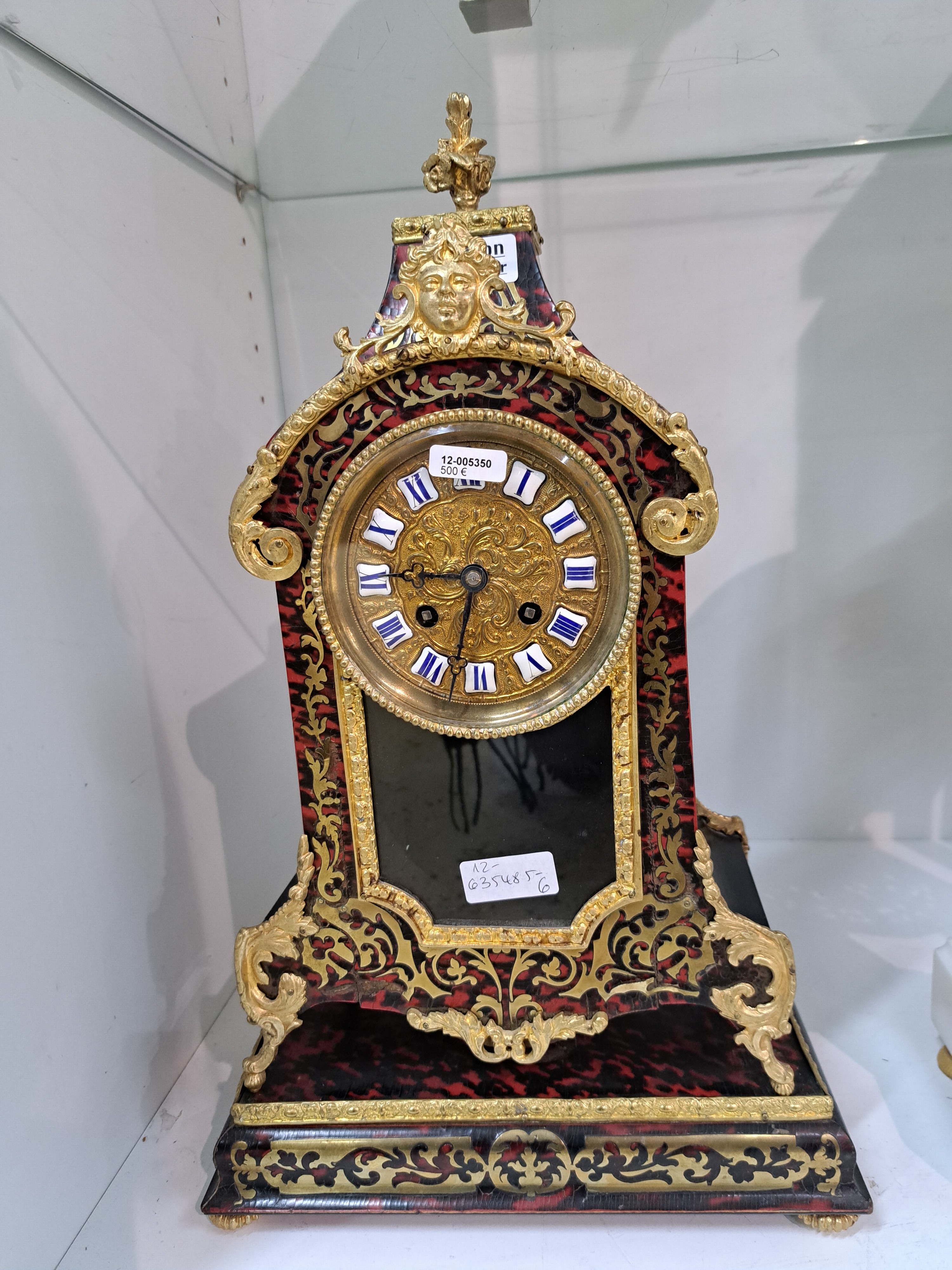Detail a: Boulle-Uhr mit Spielwerk, Frankreich um 1860/70, im Sockel mit Spielwerk, liebliche Melodien (Aufzug per Schnurzug), darauf Uhr, schauseitig in ...